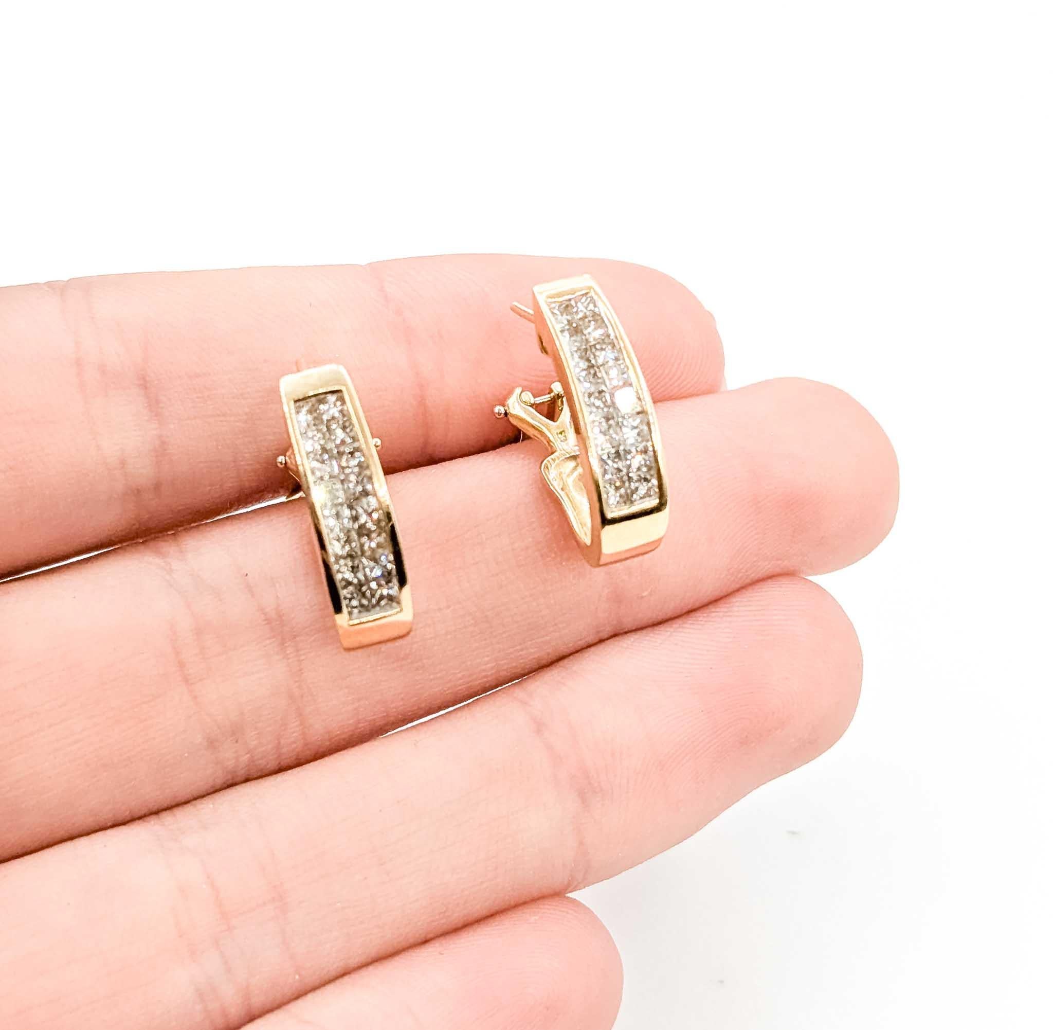 Boucles d'oreilles en or jaune 14 carats avec diamant en J

Ces boucles d'oreilles sont fabriquées en or jaune 14k et présentent des diamants en serti clos, avec un anneau en j et un dos en oméga. Les diamants princesse totalisent 1,2ctw, presque