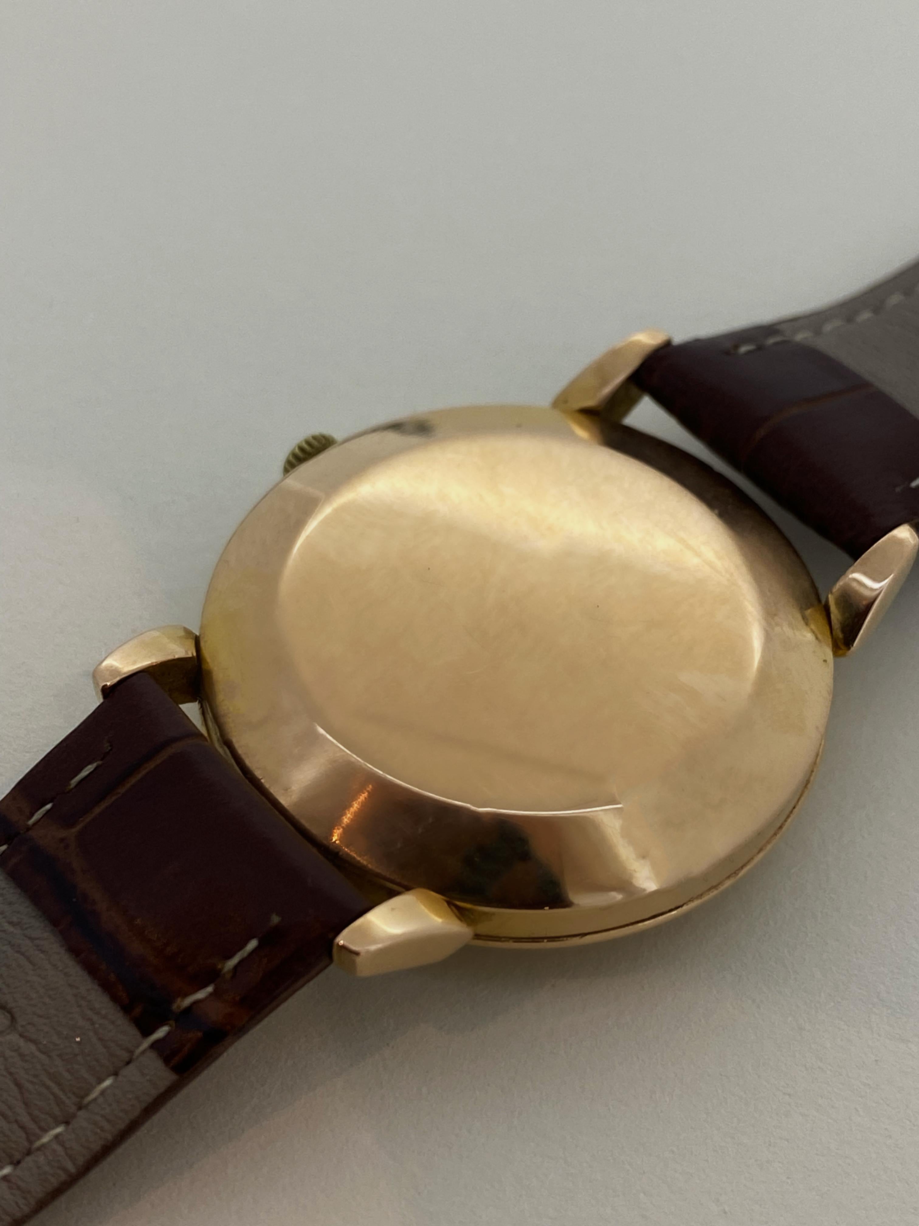 Omega Bumper 18K Yellow Gold ref 2709 Cal 344 Automatic 35mm Watch, c1952. In Excellent Condition For Sale In MELBOURNE, AU