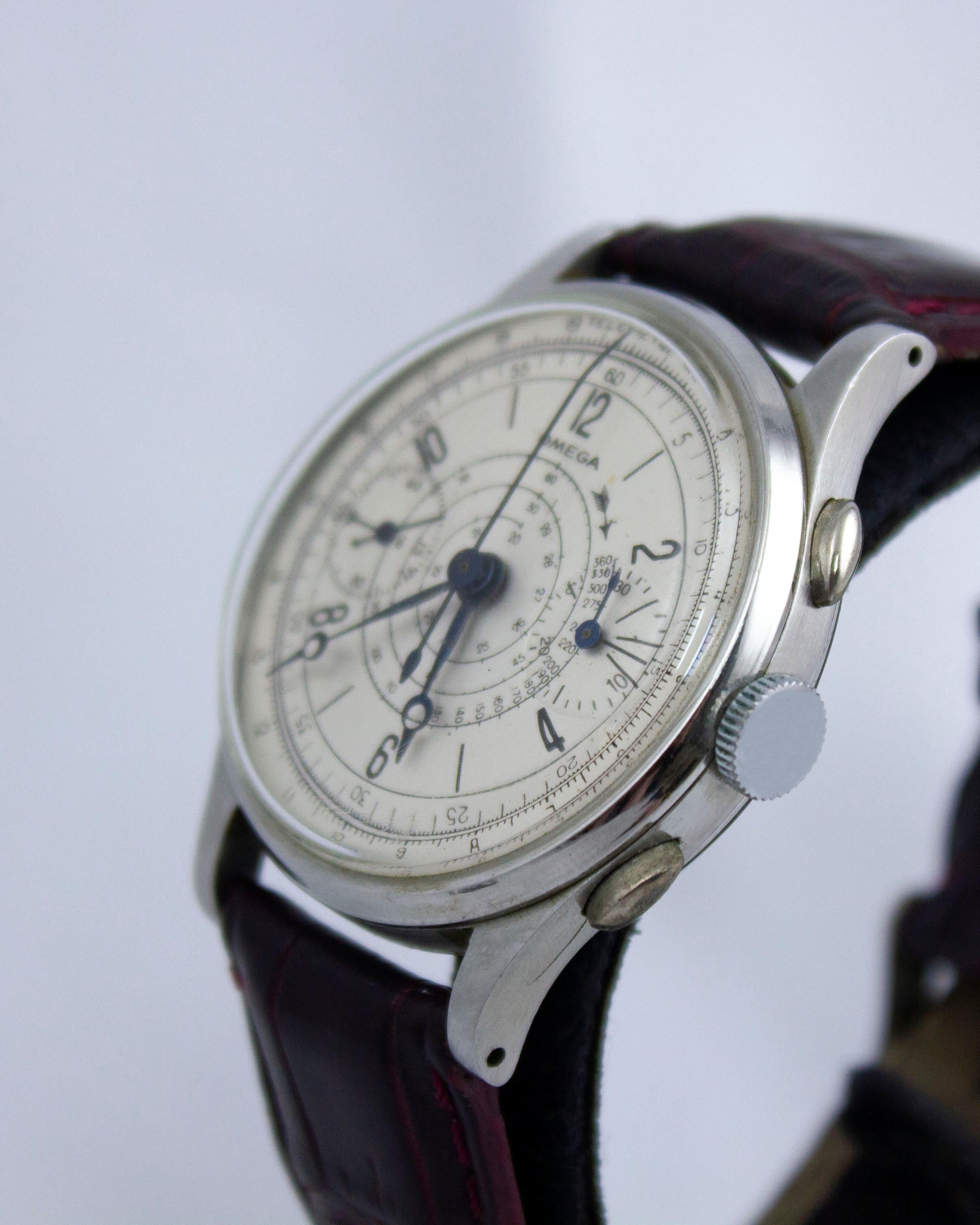 Omega Chronograph Kaliber 33.3 - Edelstahl, CIRCA 1944

Dieses Modell mit dem Kaliber 33.3 aus dem Jahr 1944 ist ein außergewöhnliches Beispiel für das frühe Omega-Chronographen-Design und spiegelt die goldene Ära der mechanischen Chronographen