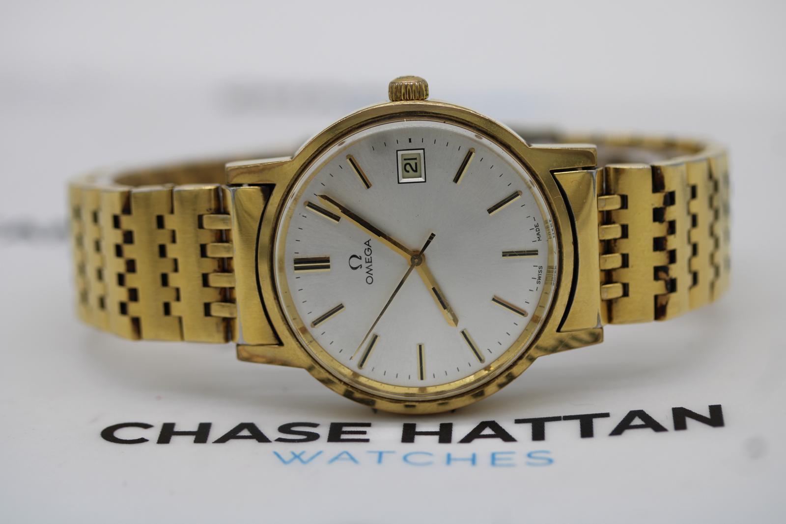 Este Omega Classic referencia 1360104, que data de 1977, es una pieza vintage maravillosamente conservada que incluye su brazalete Omega original chapado en oro, algo cada vez más raro de encontrar intacto y en tales condiciones. Presentado tras