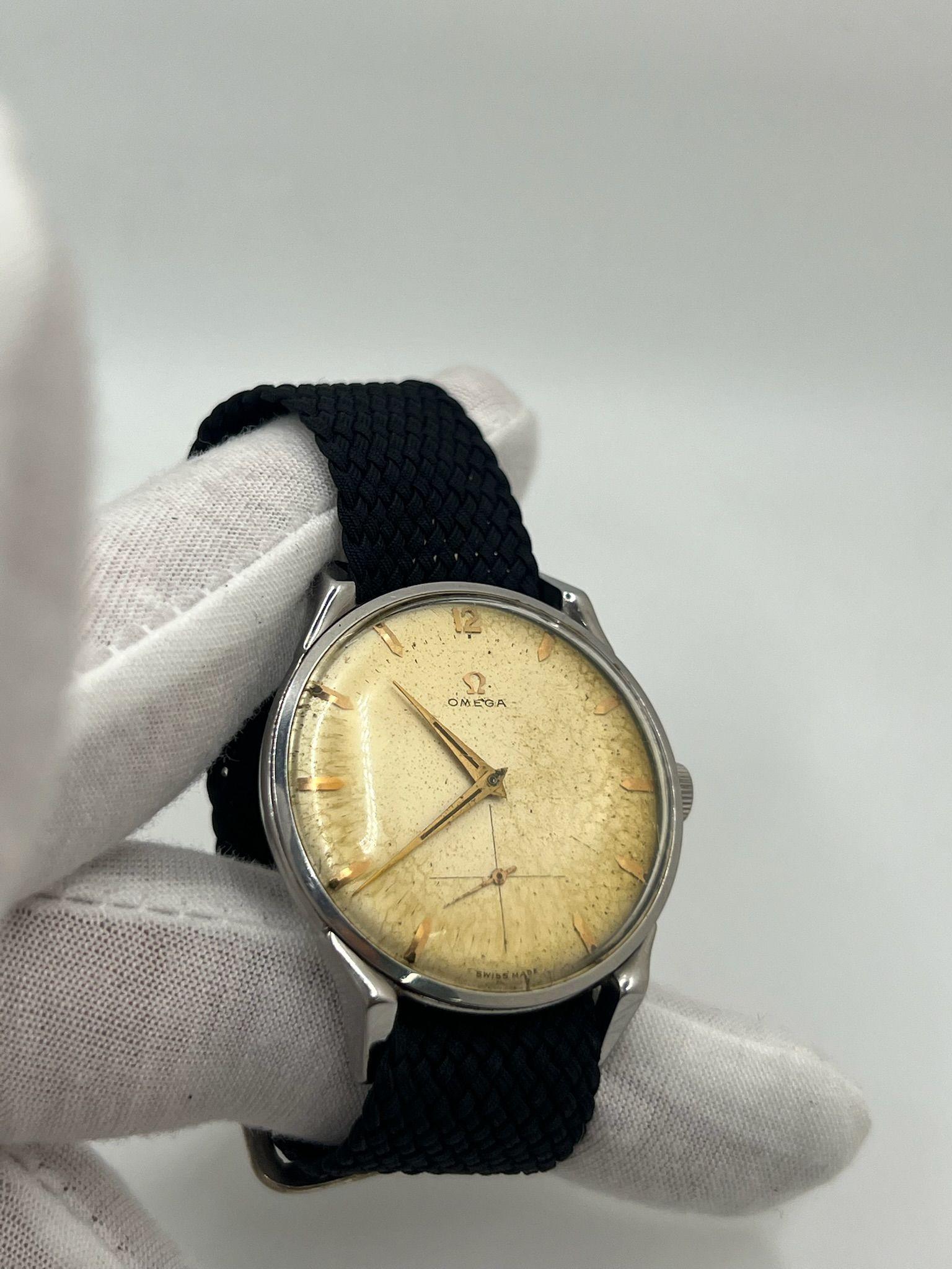 Entdecken Sie diese atemberaubende Omega Jumbo Oversize Ref. 2603-12 aus dem Jahr 1952 - ein seltenes und sehr begehrtes Stück für Sammler von Vintage-Uhren. Mit ihrem für die damalige Zeit übergroßen Stahlgehäuse von 37,5 mm fängt diese Uhr die
