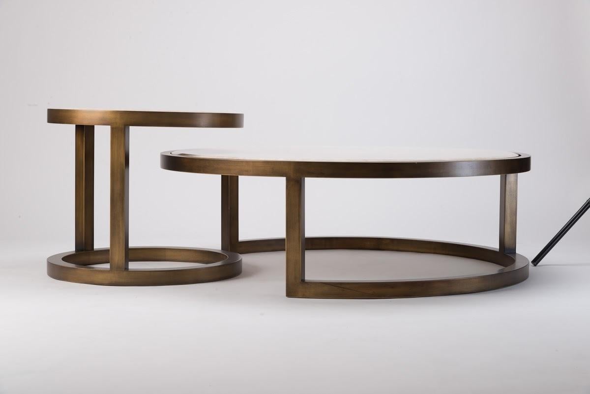 Die Omega Couchtische von Hugues Chevalier sind eine wunderbare Ergänzung für jeden modernen Wohnbereich. Dieses elegante Set besteht aus zwei Tischen:

- • Ein Tisch: Höhe 50 cm, Breite 60 cm

- • Ein Tisch: Höhe 37 cm, Breite 115 cm



Jeder Tisch
