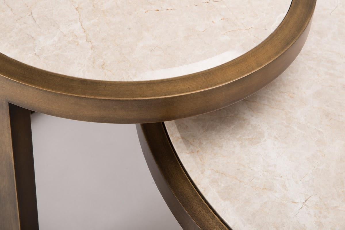 Omega Couchtisch (Moderne) im Angebot