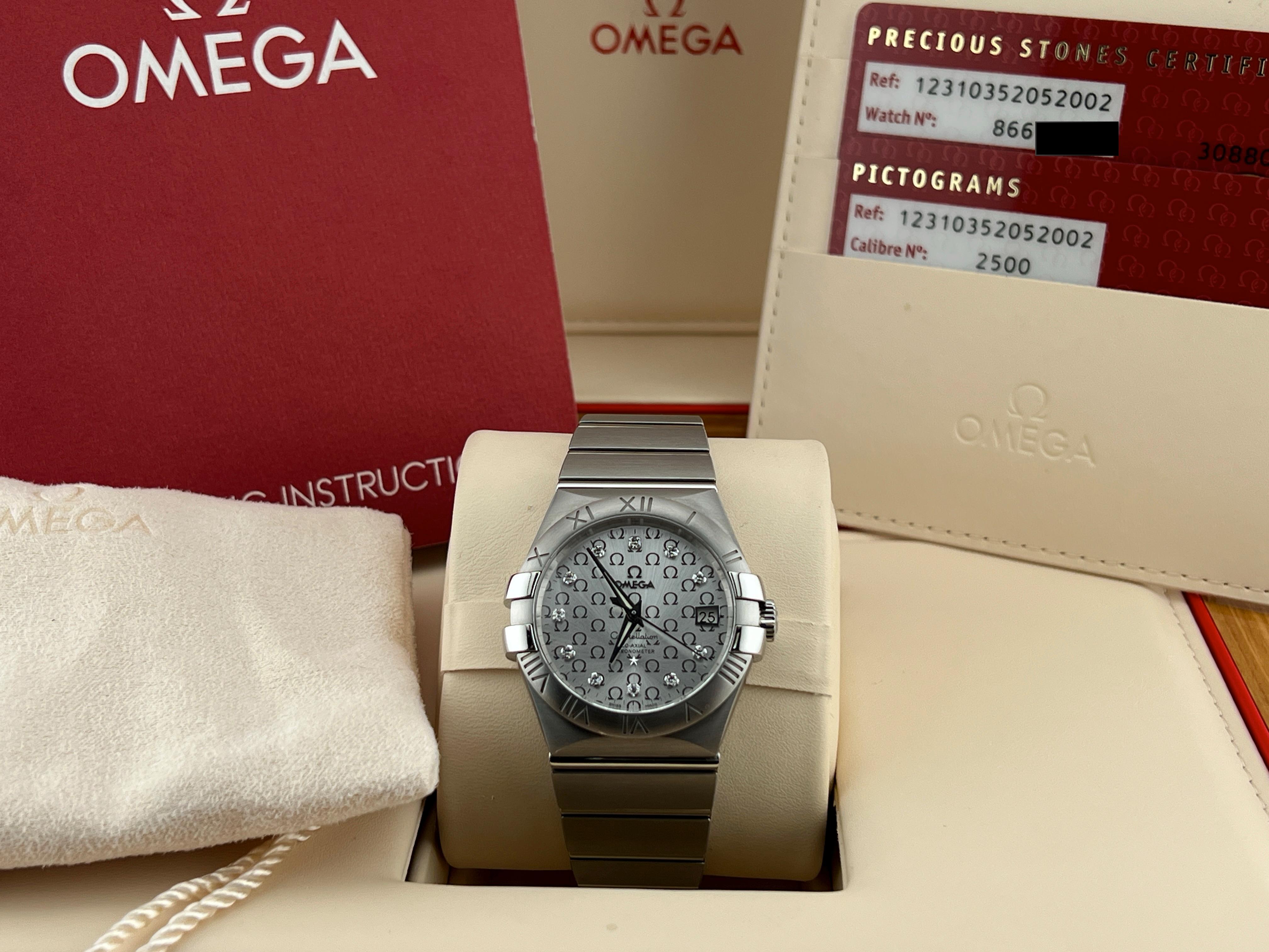 Número de modelo: 123.10.35.20.52.002

 

Model No: Omega Constellation 

 

Material de la caja: Acero inoxidable

 

Banda: Acero inoxidable

 

Bisel: Acero inoxidable

 

Esfera: Esfera de diamantes plateada con logotipo Omega 

 

Cristal: