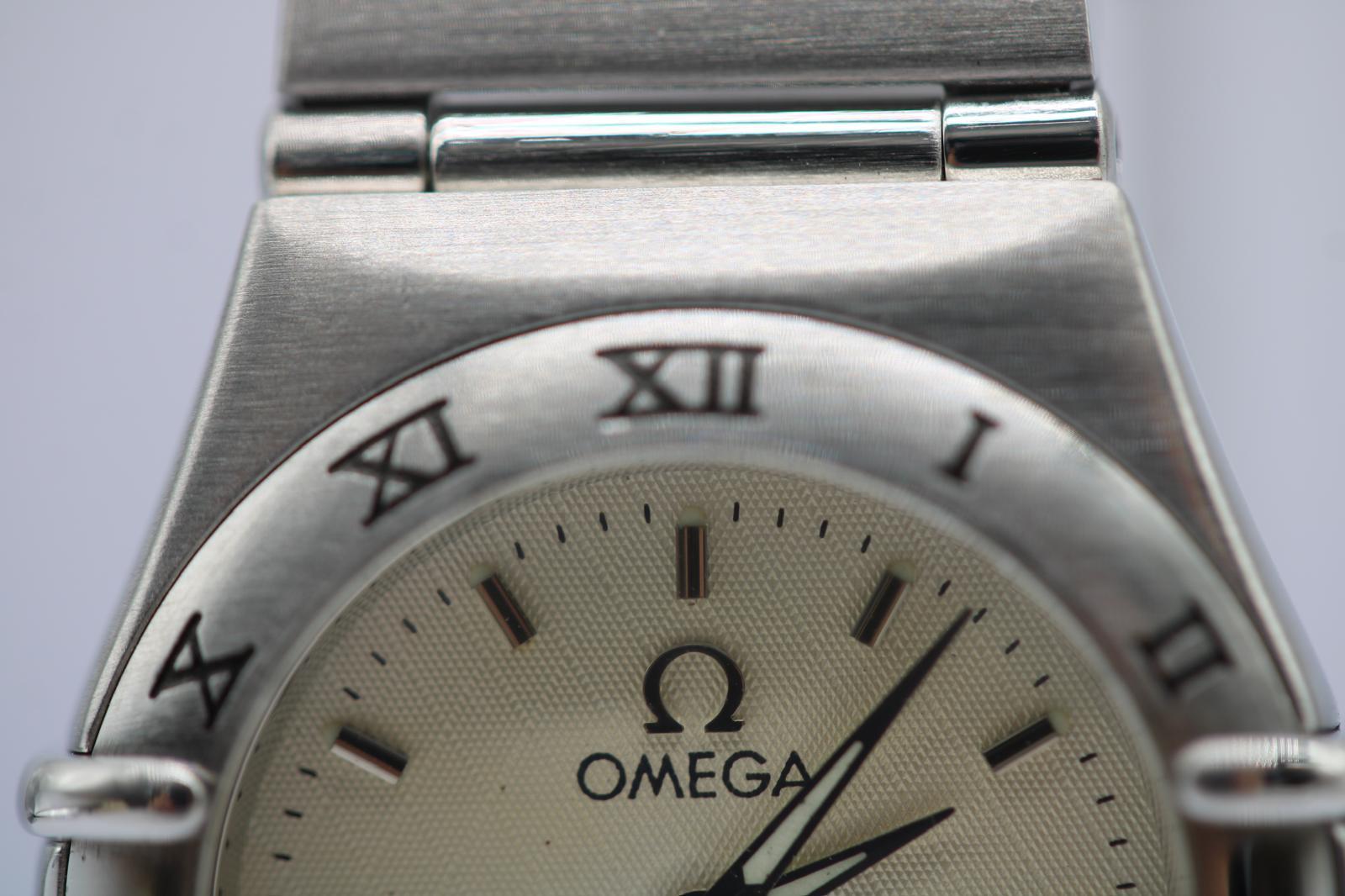 Discreto, elegante e inconfondibilmente Omega, il Constellation 1562.30.00 è un orologio da donna splendidamente compatto, progettato appositamente per i polsi più piccoli. Con soli 22,5 mm, questo Constellation 
