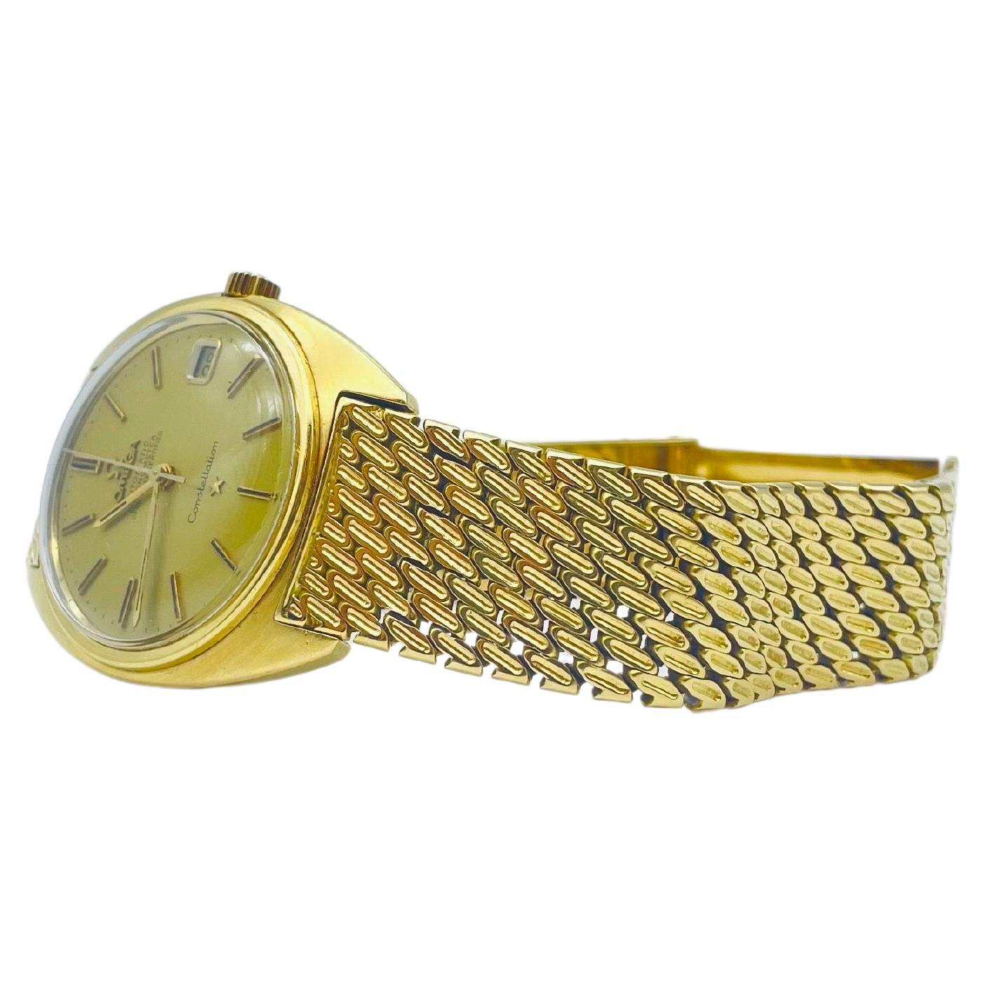Cette montre est enfermée dans un boîtier en or jaune de 35 mm, encadré par une lunette en or jaune qui accentue son allure opulente. Le cadran en or sans chiffres ajoute une touche de sophistication classique, et le bracelet en or jaune, orné d'un