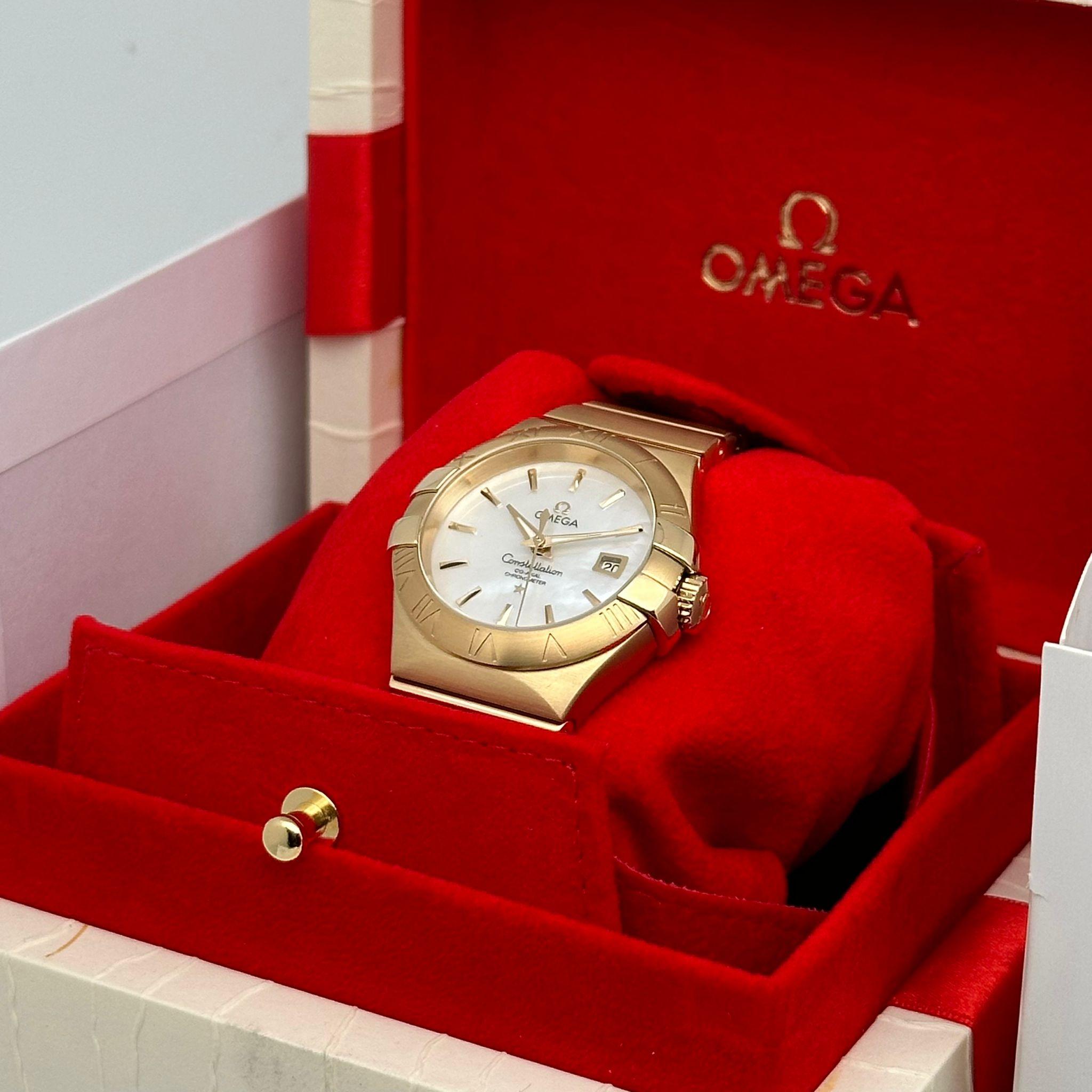 Omega Constellation Montre pour femme en or 18 carats avec cadran MOP 123.50.31.20.05.002 en vente 7