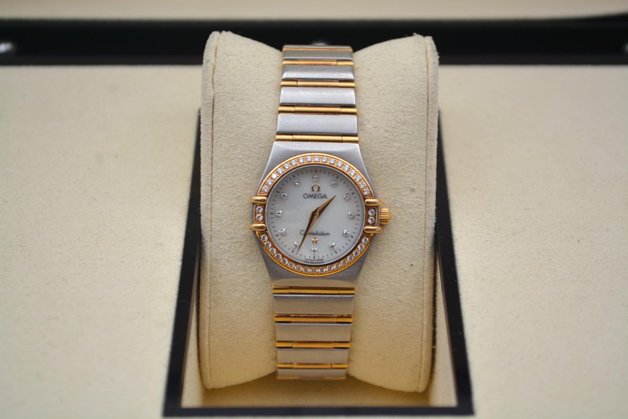 L'orologio è in ottime condizioni e funziona bene. Presenta lievi segni di usura e graffi. L'orologio viene fornito con una scatola di legno AGS Jewelry e una scheda di garanzia AGS Jewelry. Per maggiori informazioni su consegna, garanzia e