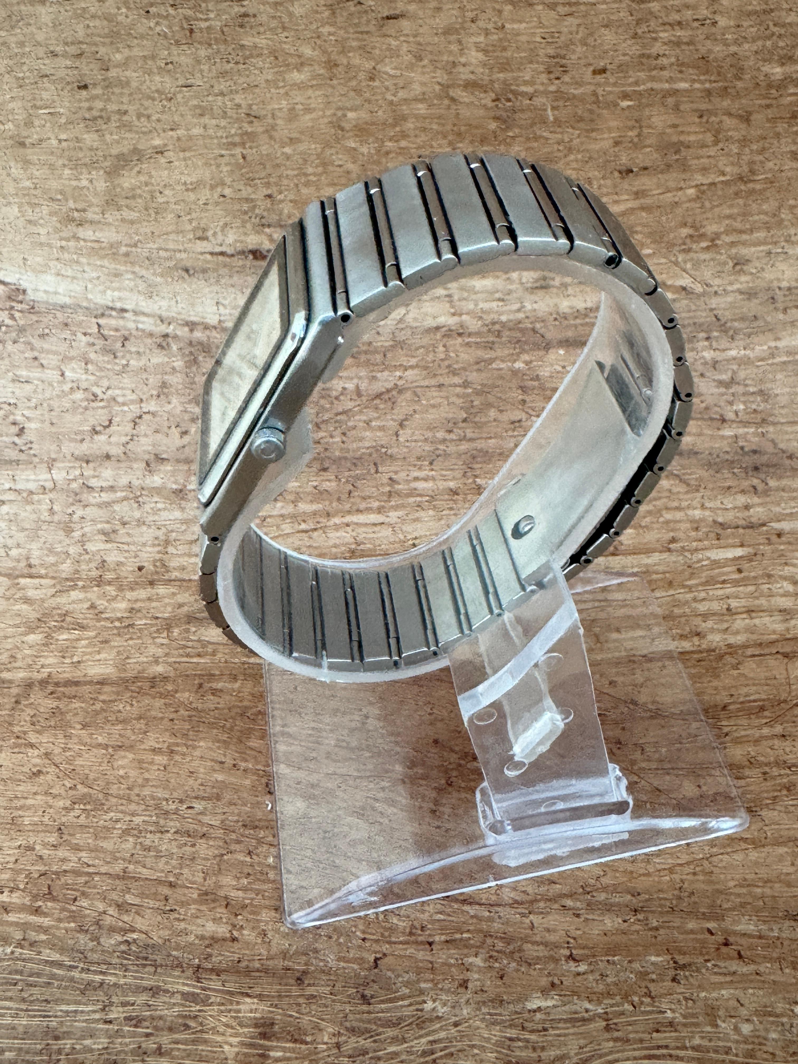 Brand: Omega

Model: Constellation Chronometer

Reference Number: 1418

Country Of Manufacture: Switzerland

Movement: Quartz

Case Material: Stainless steel

Measurements : Case width: 26 mm. x 32 mm (without crown)

Band Type : Stainless