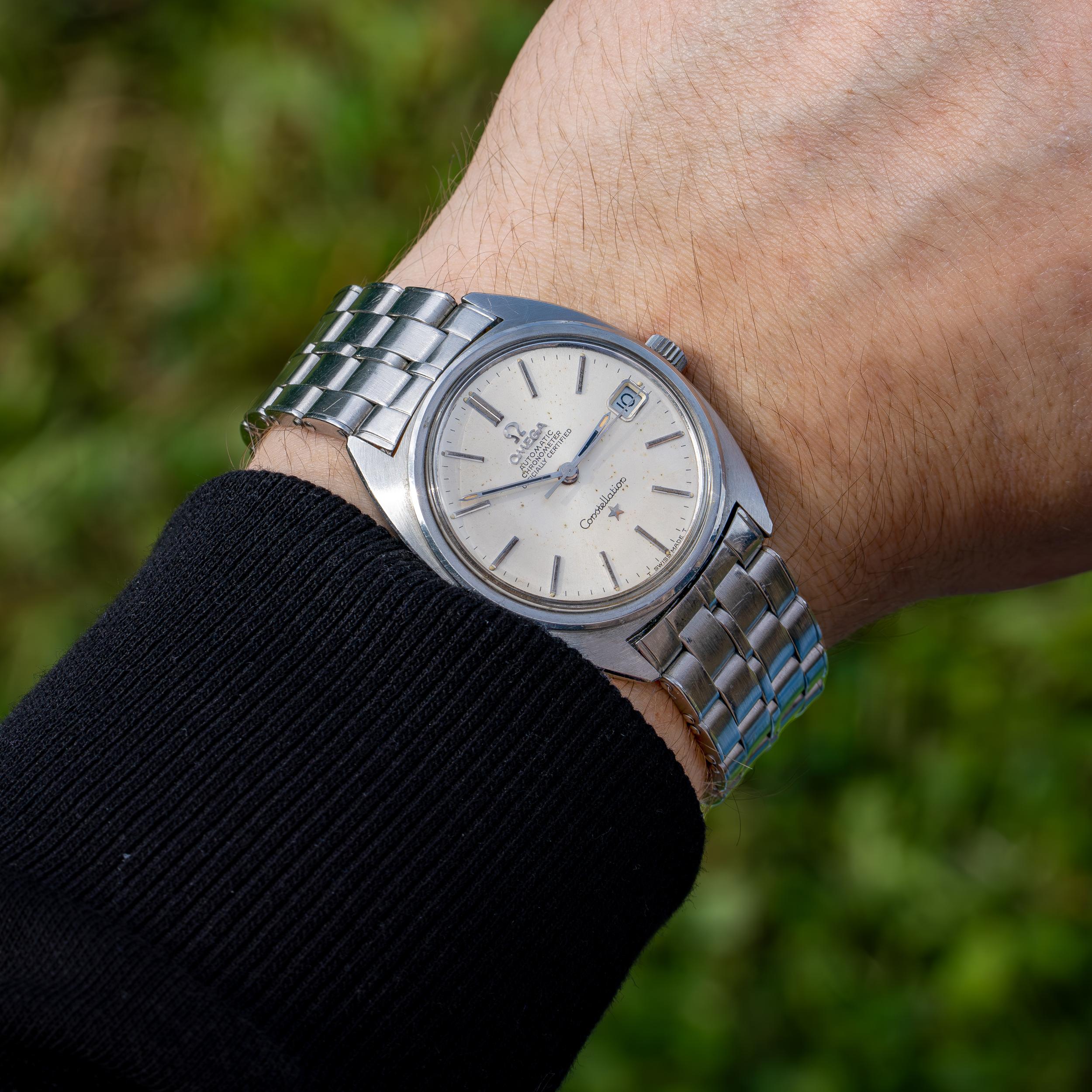 Montre Omega Constellation Automatic Vintage en acier inoxydable.

Fabriqué en Suisse, Circa 1960's
Diamètre du boîtier : 35 mm
Mouvement : Mécanique à remontage automatique
Matériau du boîtier : Acier inoxydable
Matériau du bracelet de montre :