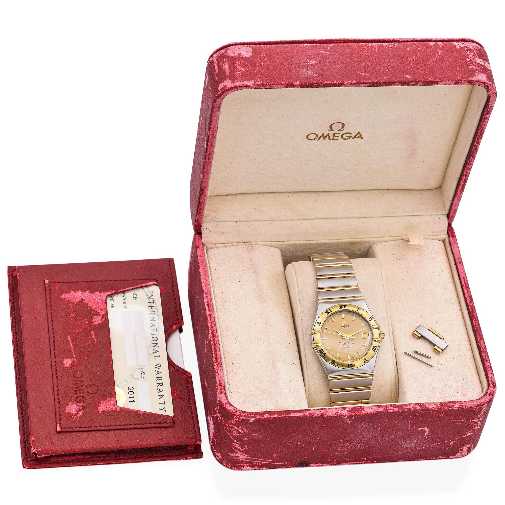 Diese Omega Constellation Herrenuhr besticht durch ihr zweifarbiges Design mit Akzenten aus Edelstahl und Gold. Angetrieben von einem automatischen, chronometerzertifizierten Uhrwerk, bietet sie außergewöhnliche Präzision und Zuverlässigkeit. Das