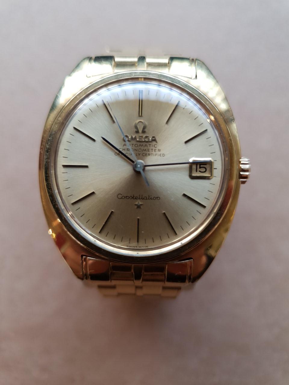 Omega-Konstellation 
Ca. 1978
18K Gold 

Faltende Schließe 
Index Bâton
Datum auf 3 Uhr 
automatisch
Goldenes Zifferblatt 
Zifferblattgröße 3,5 cm 

Verkaufspreis: 5500 Euro