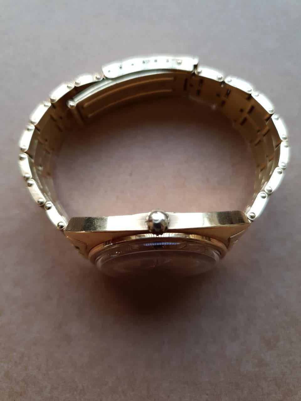 Omega Constellation, um 1978, 18 Karat Gold im Zustand „Gut“ in Saint Ouen, FR