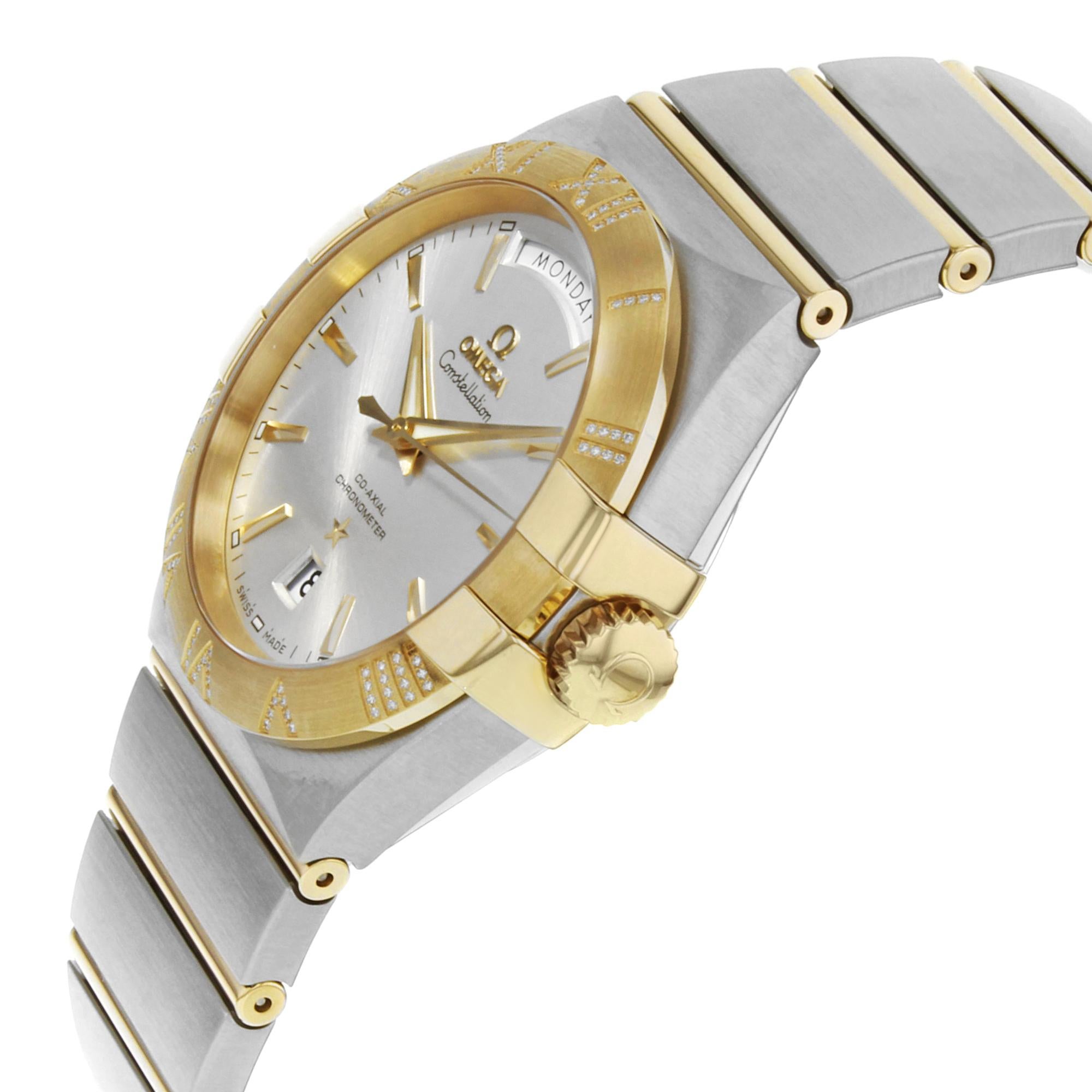 020357 This display model Omega Constellation 123.25.38.22.02.002 is a beautiful men's timepiece that is powered by an automatic movement which is cased in a stainless & solid gold case. It has a round shape face, day & date, diamonds dial and has