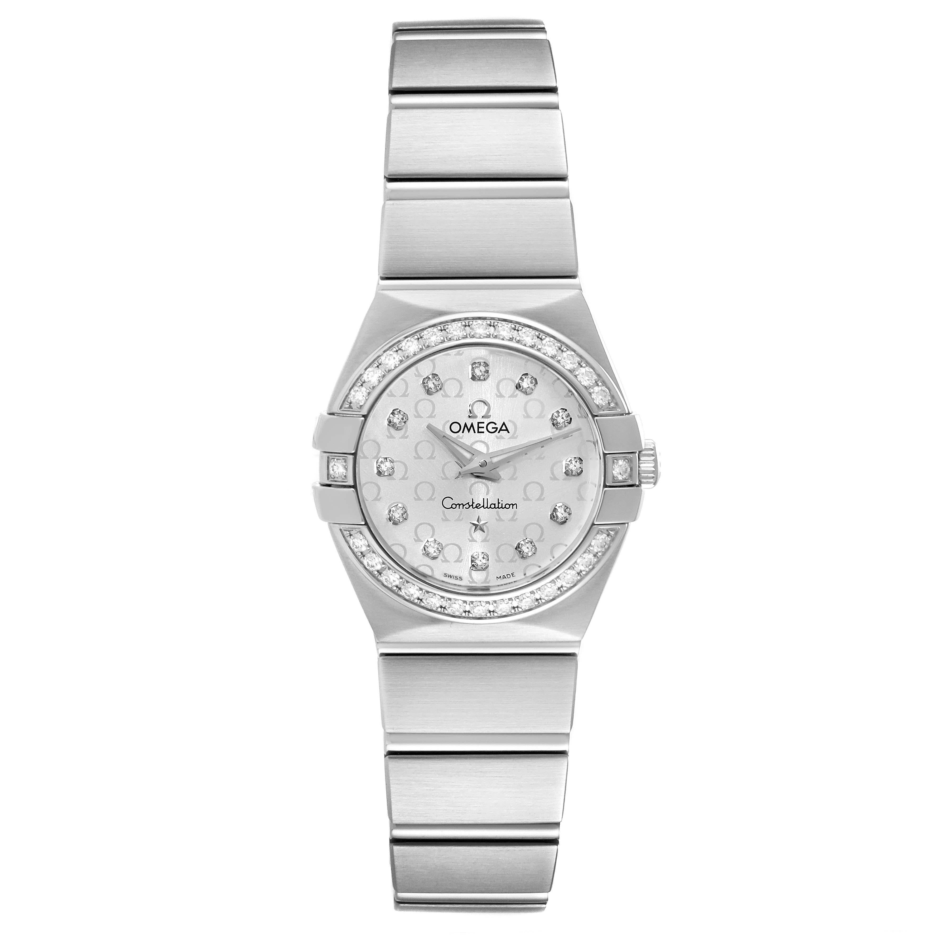 Omega Constellation Diamond Steel Ladies Watch 123.15.24.60.52.001 Box Card. Mouvement à quartz. Boîtier rond en acier inoxydable brossé de 24 mm de diamètre. Lunette en acier inoxydable avec diamants d'origine Omega. Verre saphir résistant aux