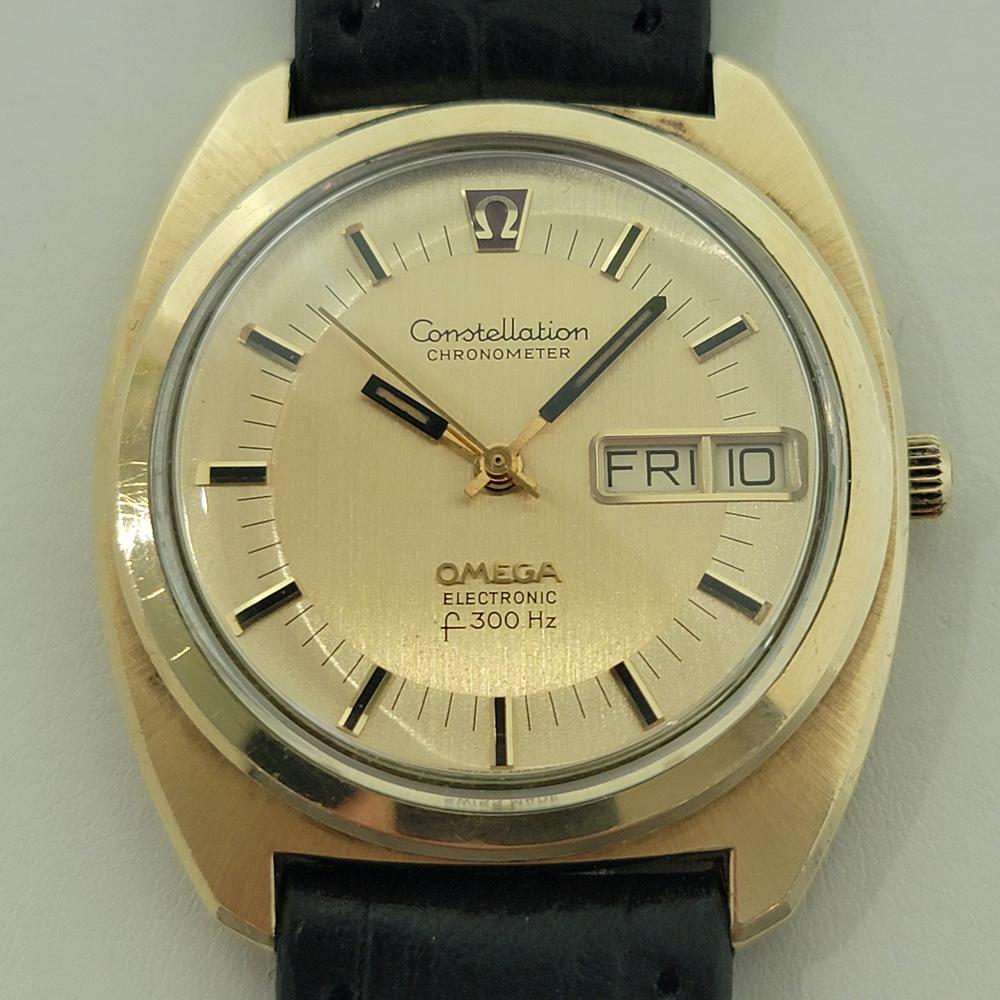 Ikonischer Klassiker, Omega Constellation Electronic f300 Hz Herrenuhr mit Goldkappe, ca. 1973, in tadellosem Zustand. Von einem Uhrmachermeister für echt befunden. Wunderschönes Omega-Goldzifferblatt, applizierte Stabindex-Stundenmarkierungen,