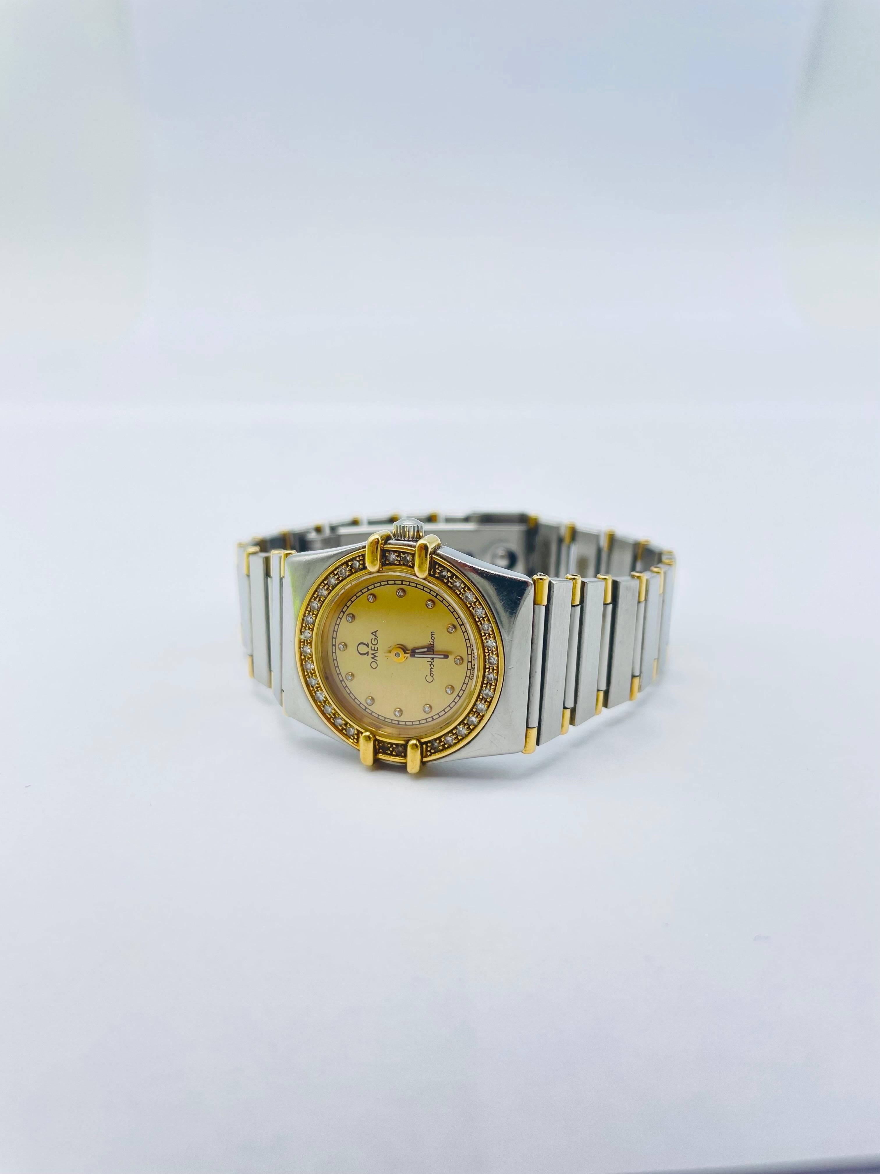 Offrez-vous le luxe avec cette montre Omega Constellation Lady pour femme, un garde-temps exquis conçu à la perfection. Cette superbe montre est dotée d'une lunette en diamants sertie dans un boîtier en acier inoxydable et en or jaune mat, créant un