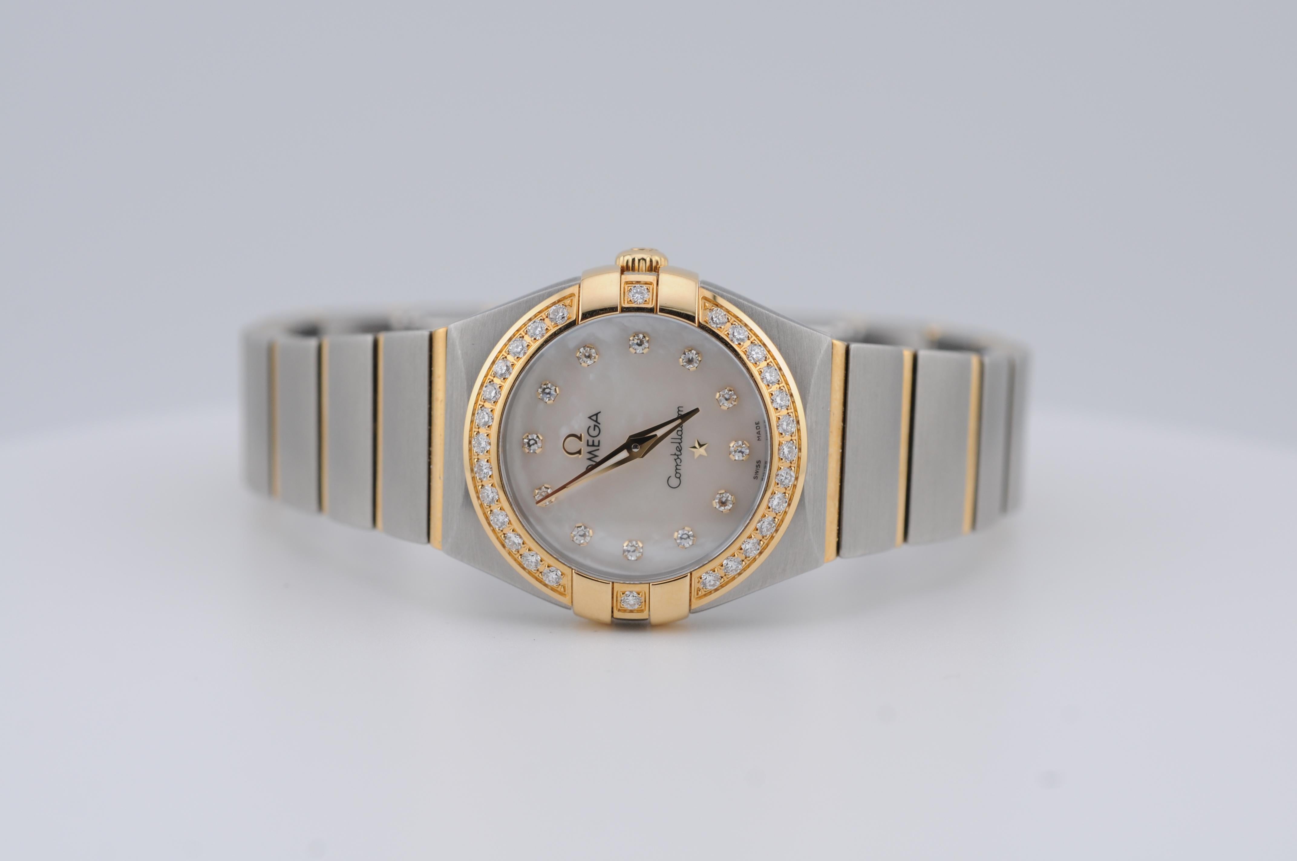 Omega Constellation Manhattan 25mm - Gelbgold & Stahl

Diese elegante Omega Constellation Manhattan (Ref. 131.25.60.55.001) verfügt über ein 25-mm-Gehäuse aus Edelstahl und Gelbgold, das durch ein wunderschönes Perlmuttzifferblatt ergänzt wird. Die