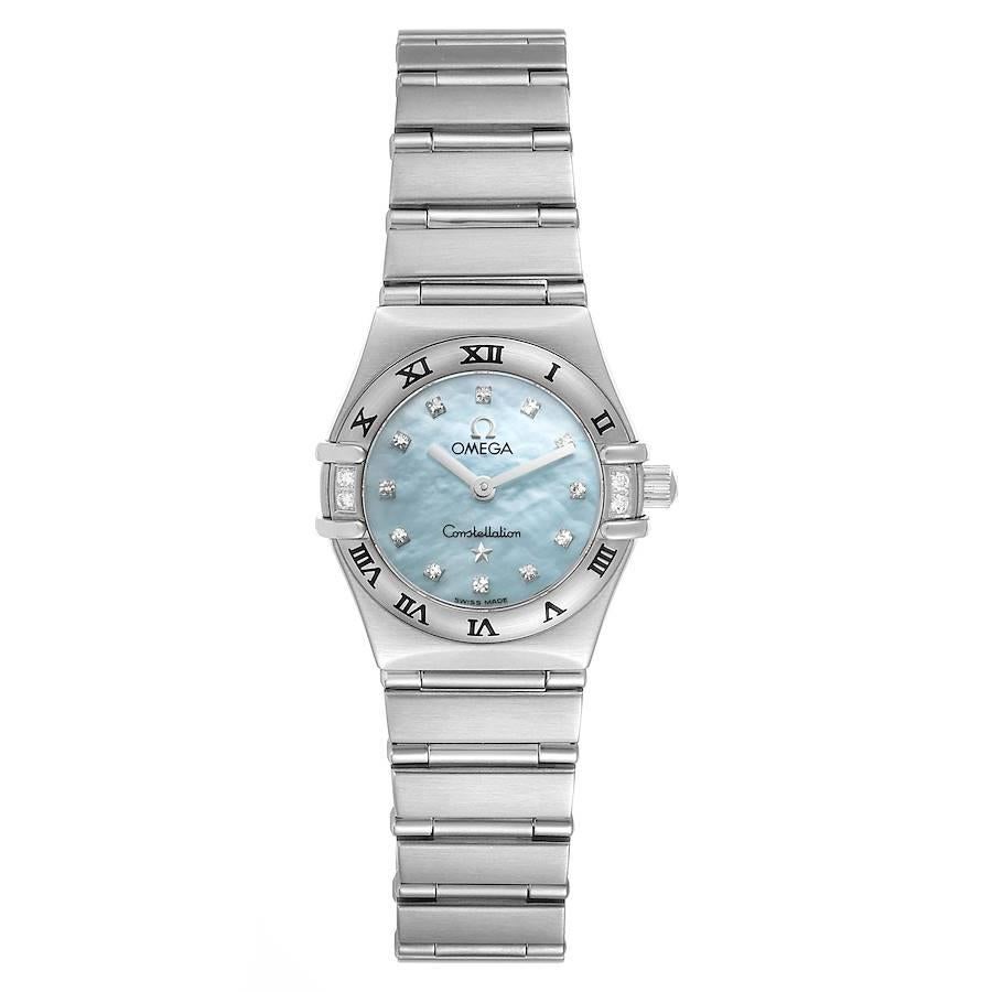 Omega Constellation Mini Blau MOP Diamanten Damenuhr 1567.86.00. Quarzwerk. Rundes Edelstahlgehäuse mit einem Durchmesser von 22.5 mm. Römische Ziffern und Diamantlünette aus Edelstahl. Kratzfestes Saphirglas. Blaues Perlmuttzifferblatt mit