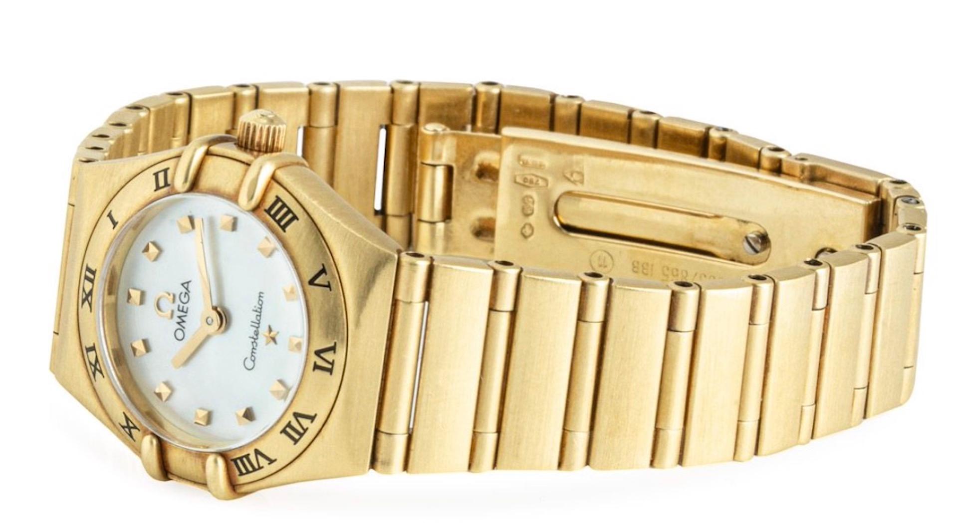 Omega Constellation Mother of Pearl Dial 1162.70.00 In Excellent Condition In London, GB