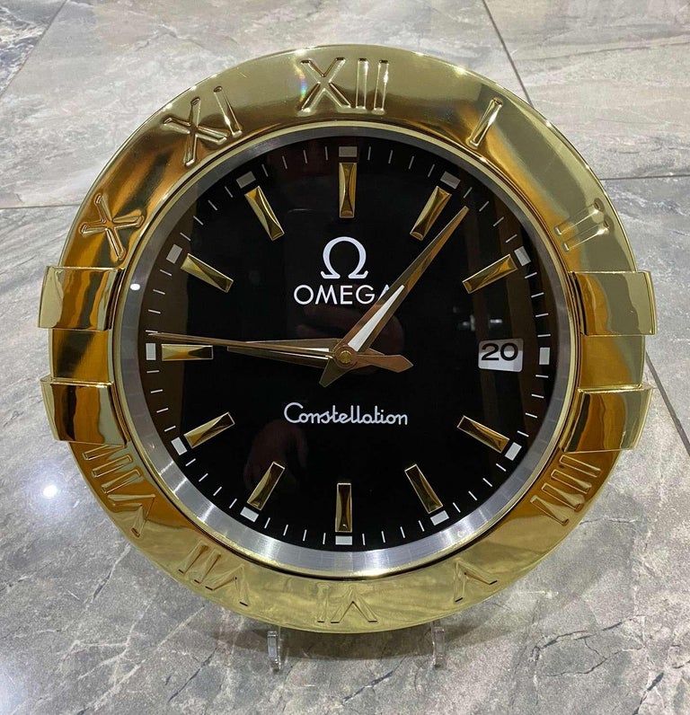 Horloge murale Omega Constellation officiellement certifiée noire et or En  vente sur 1stDibs