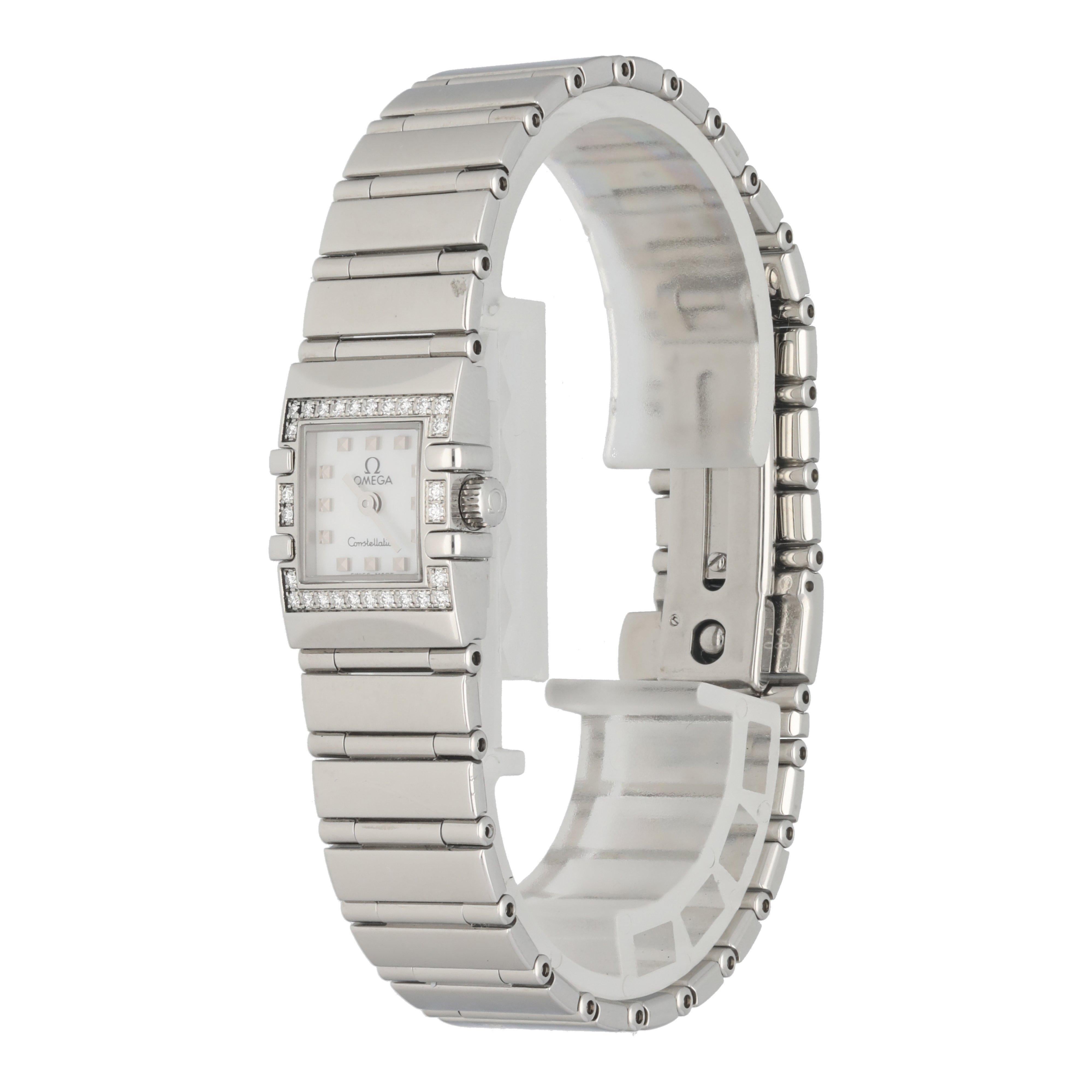  Omega Constellation Quadra MINI 1537.71.00 Damenuhr. 
 17-mm-Edelstahlgehäuse mit Diamantlünette. 
 Blaues Perlmuttzifferblatt mit Stahlzeigern und Pyramidenindexen. 
 Edelstahlarmband mit Faltschließe mit einem Druckknopf. 
 Passt bis zu einem