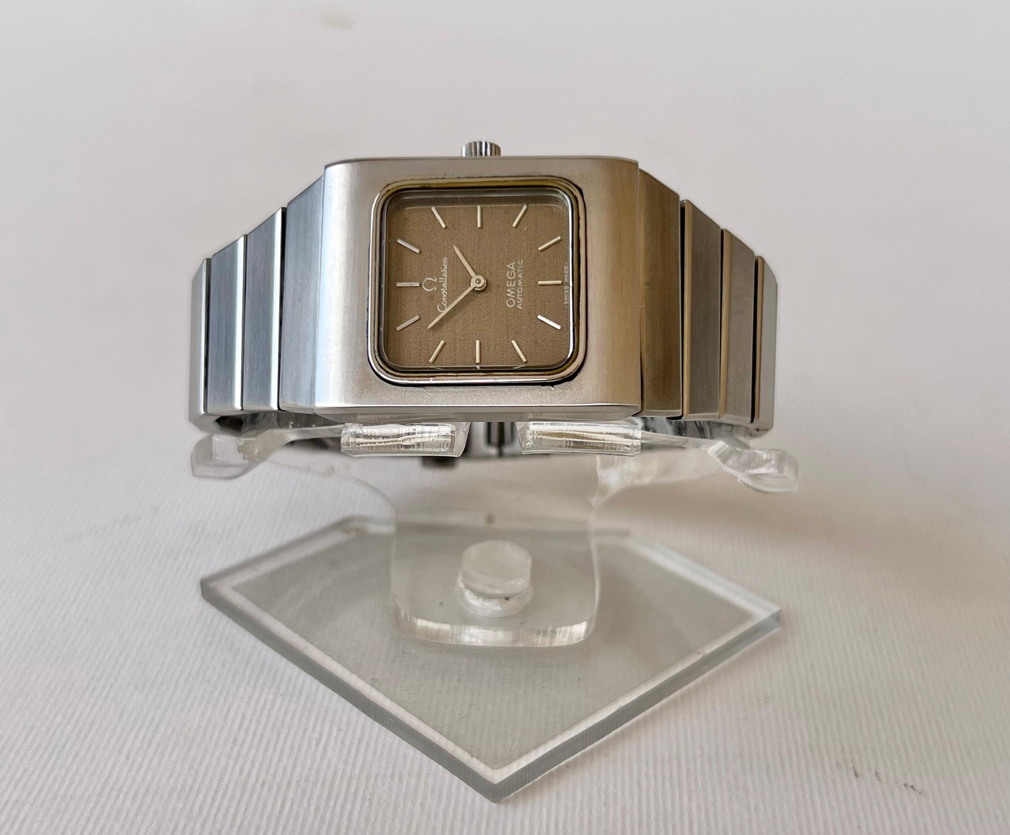 

Marke : Omega

Modell: Konstellation

Land der Herstellung: Schweiz
Uhrwerk: Automatik Omega

MATERIAL des Gehäuses: Rostfreier Stahl

Abmessungen: 27 mm Durchmesser (ohne Krone) x 40 mm

Band Typ : Omega SS mit markierter Schließe

Band Zustand: