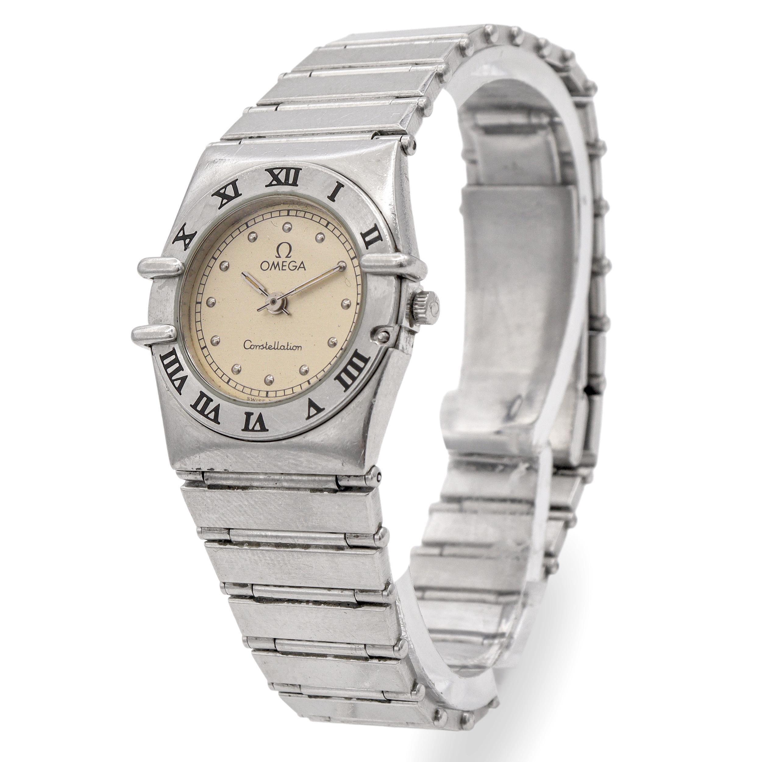 Eine klassische Omega Constellation Damenarmbanduhr mit einem raffinierten champagnerfarbenen Zifferblatt mit aufgesetzten Punktindexen und eleganten silberfarbenen Zeigern. Das Gehäuse aus gebürstetem Edelstahl wird von einer charakteristischen