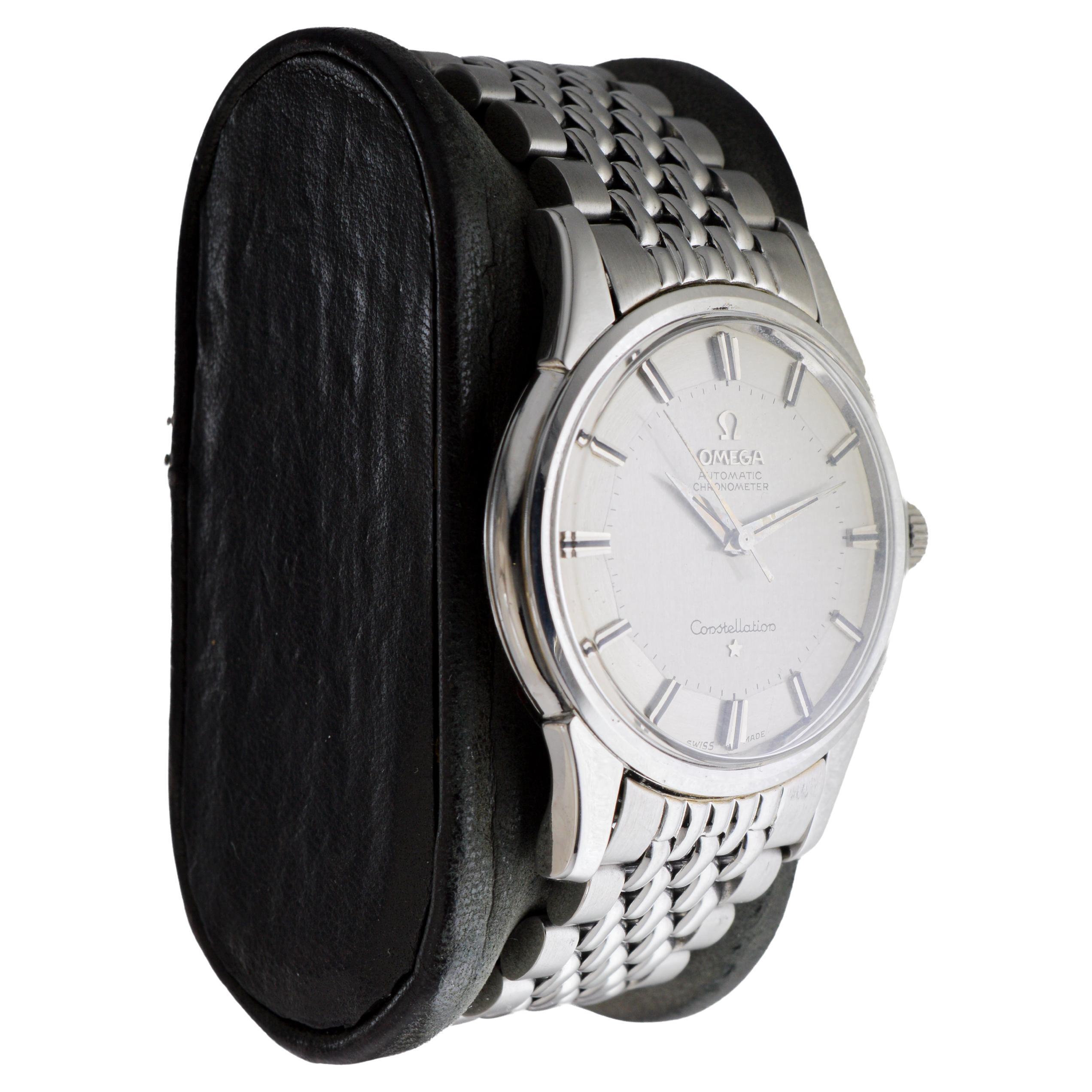 USINE / MAISON : Omega Watch Company
STYLE / RÉFÉRENCE : Constellation
METAL / MATERIAL : Acier inoxydable
CIRCA / ANNÉE : années 1950
DIMENSIONS / TAILLE : Longueur 32mm de la pointe de la cosse à la pointe de la cosse X diamètre 44mm
MOUVEMENT /