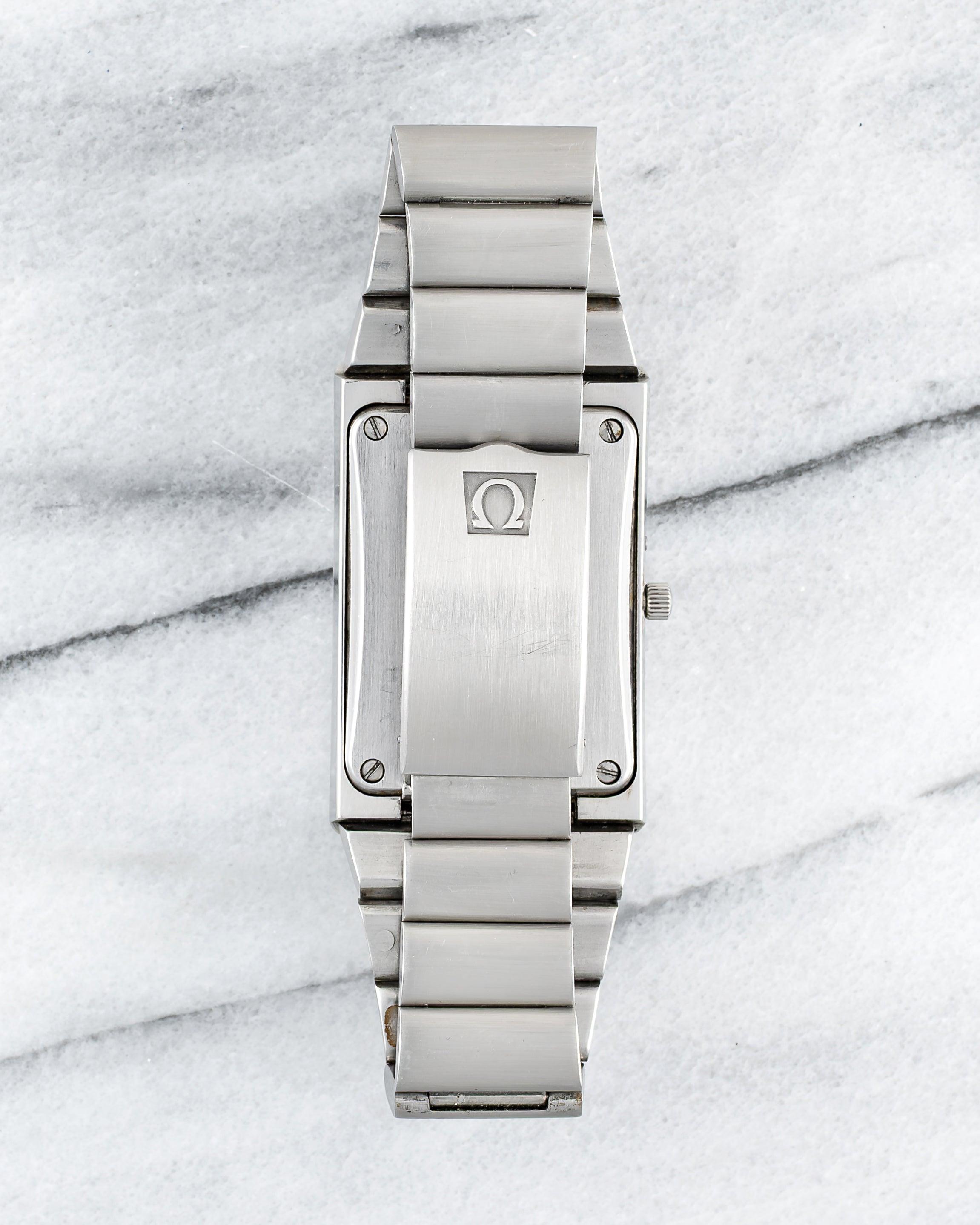Voici une Omega Constellation Megaquartz vintage avec un cadran en poussière d'étoiles bleues datant des années 1970. Elle est parfaitement à l'heure et fonctionne parfaitement. Les mesures comprennent un boîtier de 33x49 mm. Le bracelet s'adapte à