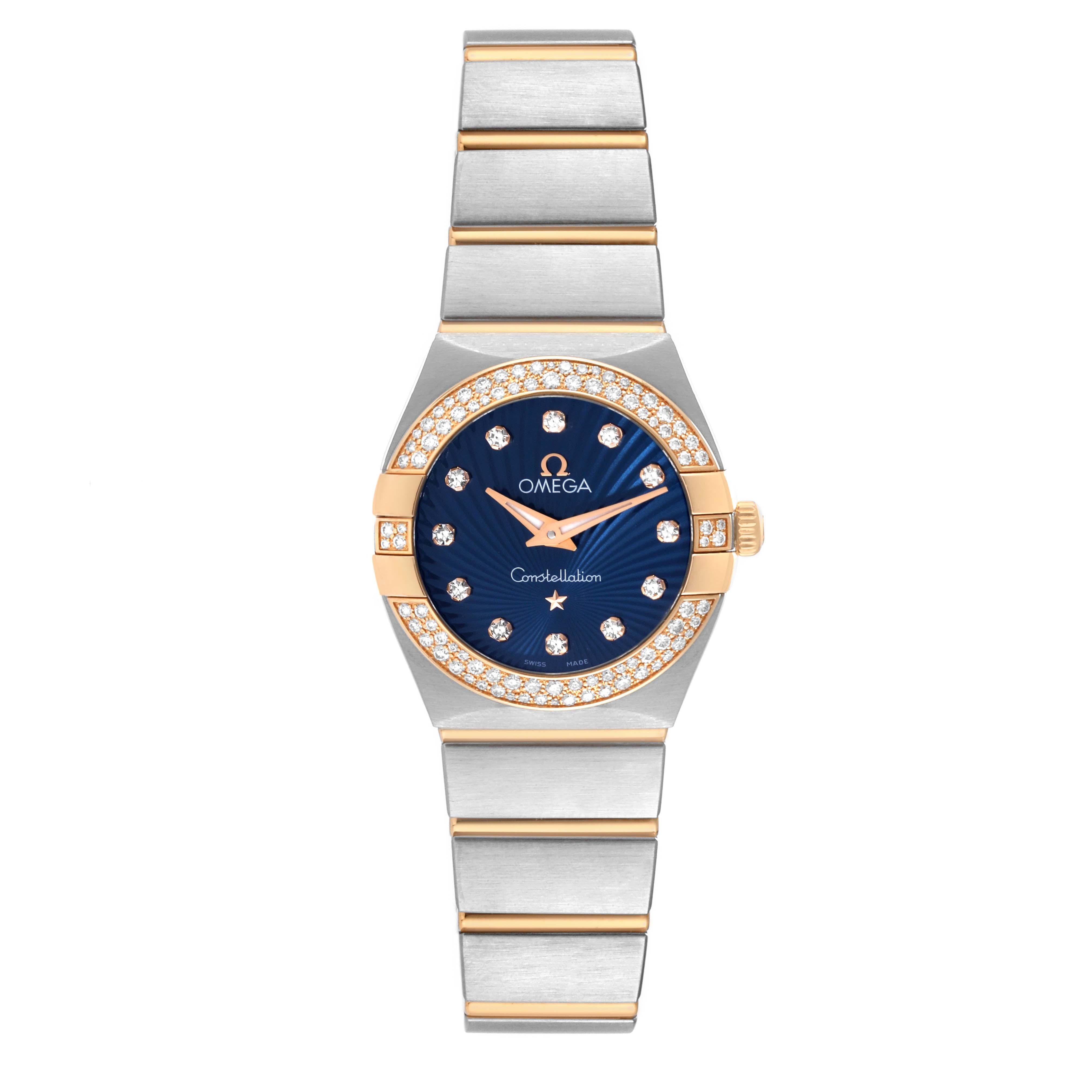 Omega Constellation Steel Rose Gold Diamond Ladies Watch 123.25.24.60.53.001. Mouvement de précision à quartz. Boîtier en acier inoxydable et en or rose 18 carats de 24,0 mm de diamètre. Logo Omega sur une couronne en or rose 18 carats. Lunette