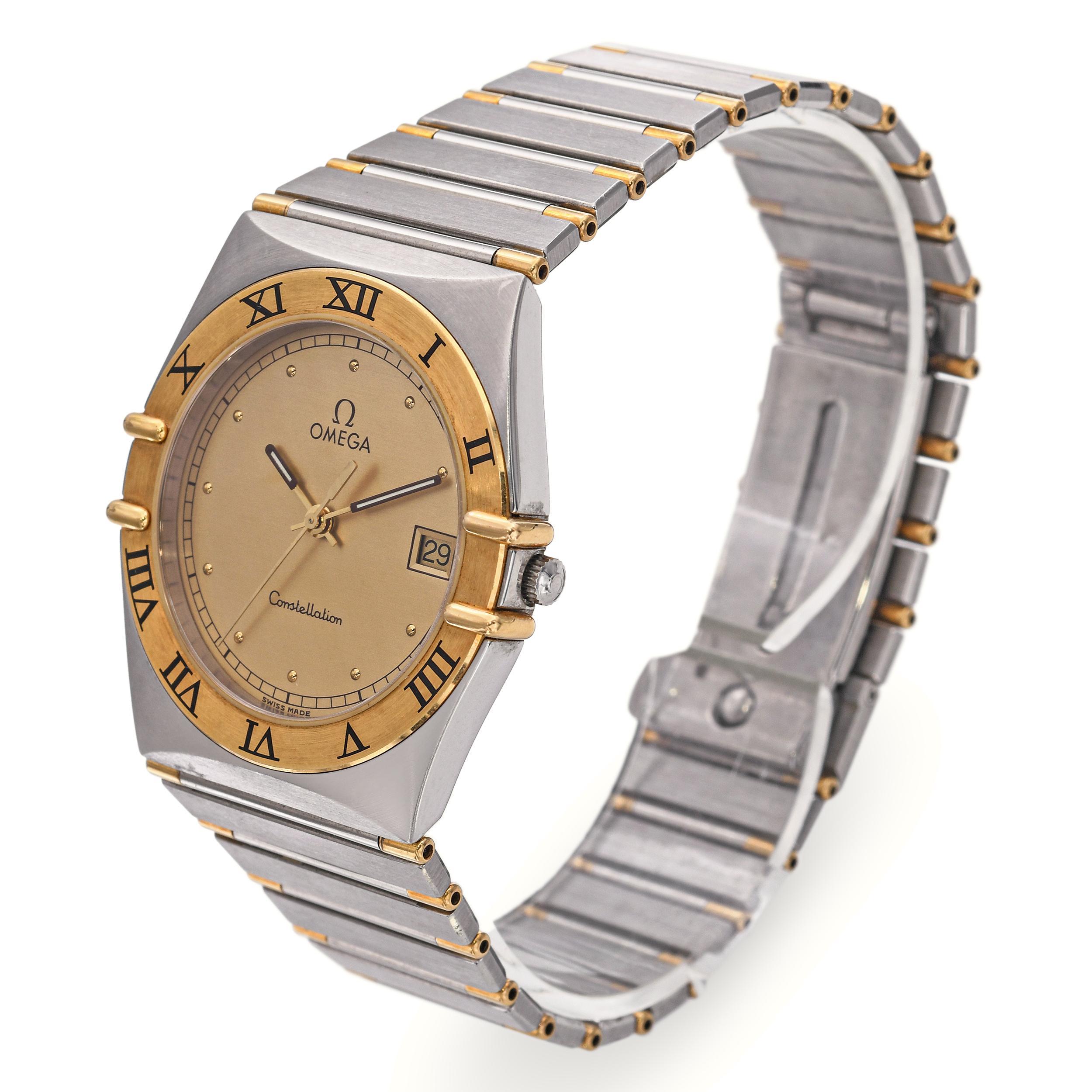 Diese klassische Omega Constellation Herrenuhr verbindet raffinierte Eleganz mit zeitlosem Design. Sie ist aus Edelstahl mit Akzenten aus 18 Karat Gelbgold gefertigt und verfügt über ein champagnerfarbenes Zifferblatt mit schwarzen römischen Ziffern