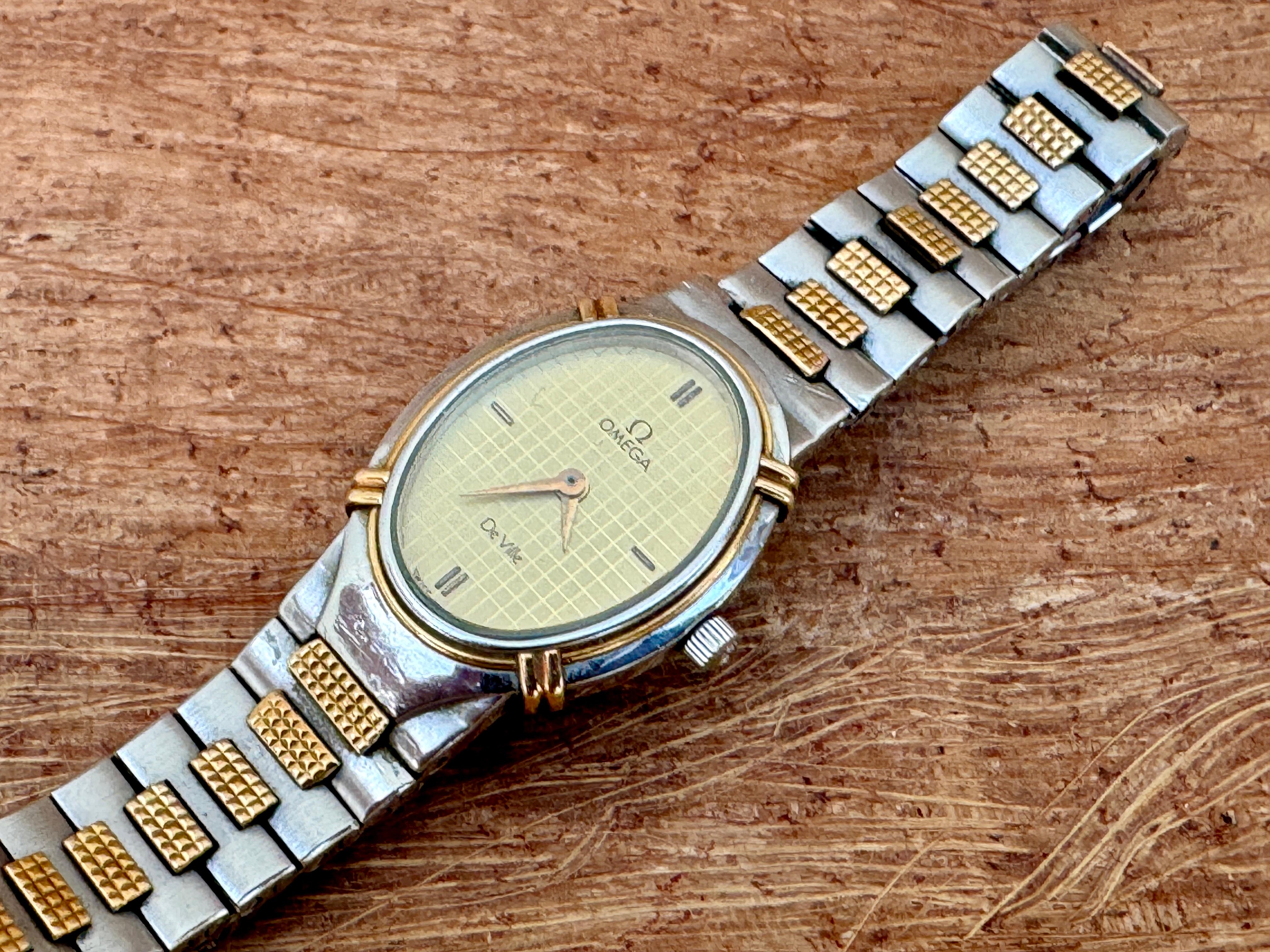 Marque : Omega

Modèle : De Ville

Numéro de référence : 1450

Pays de fabrication : Suisse

Mouvement : Quartz

Matériau du boîtier : Or/acier inoxydable

Dimensions : Largeur du boîtier : 20 mm. x 30 mm (sans couronne)

Type de bande : Or/Acier