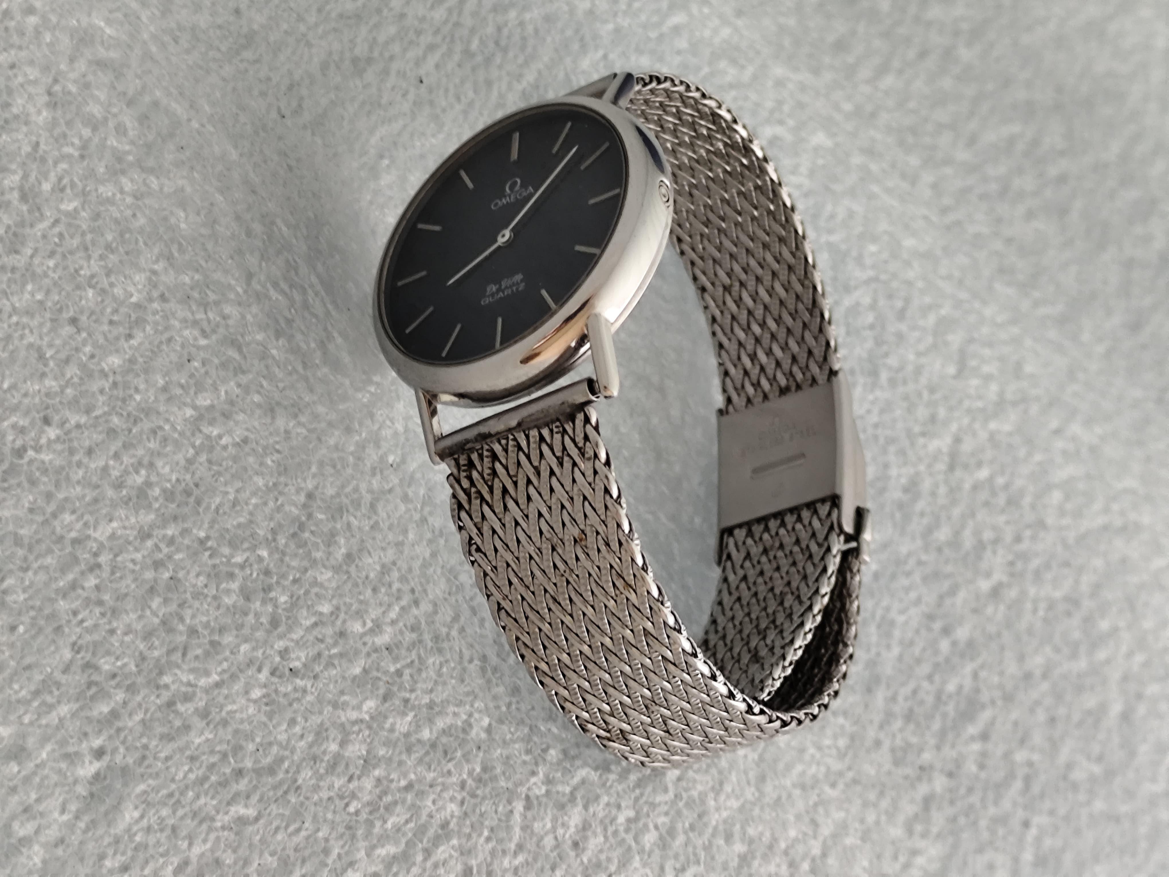 Uomo Omega De Ville Quadrante nero Waffle 1910092 Orologio in acciaio inossidabile in vendita