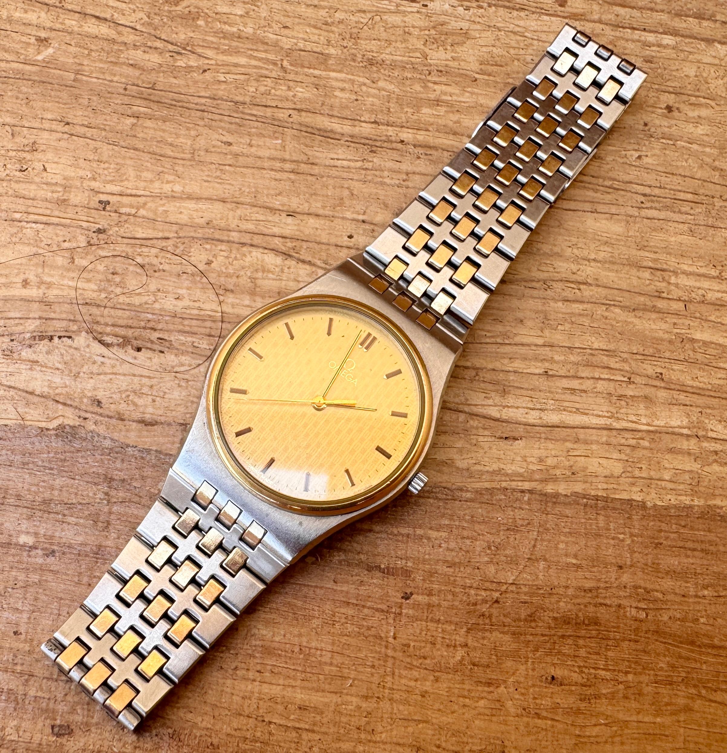  Descrizione
Marchio : OMEGA

Model: De Ville

Riferimento: 1950014

Paese di produzione: Svizzera

Movimento: Quarzo cal. 1336

Misure: :33 mm di diametro (esclusa la corona)

Tipo di fascia : Acciaio e placcato oro

Condizioni della band : Usato