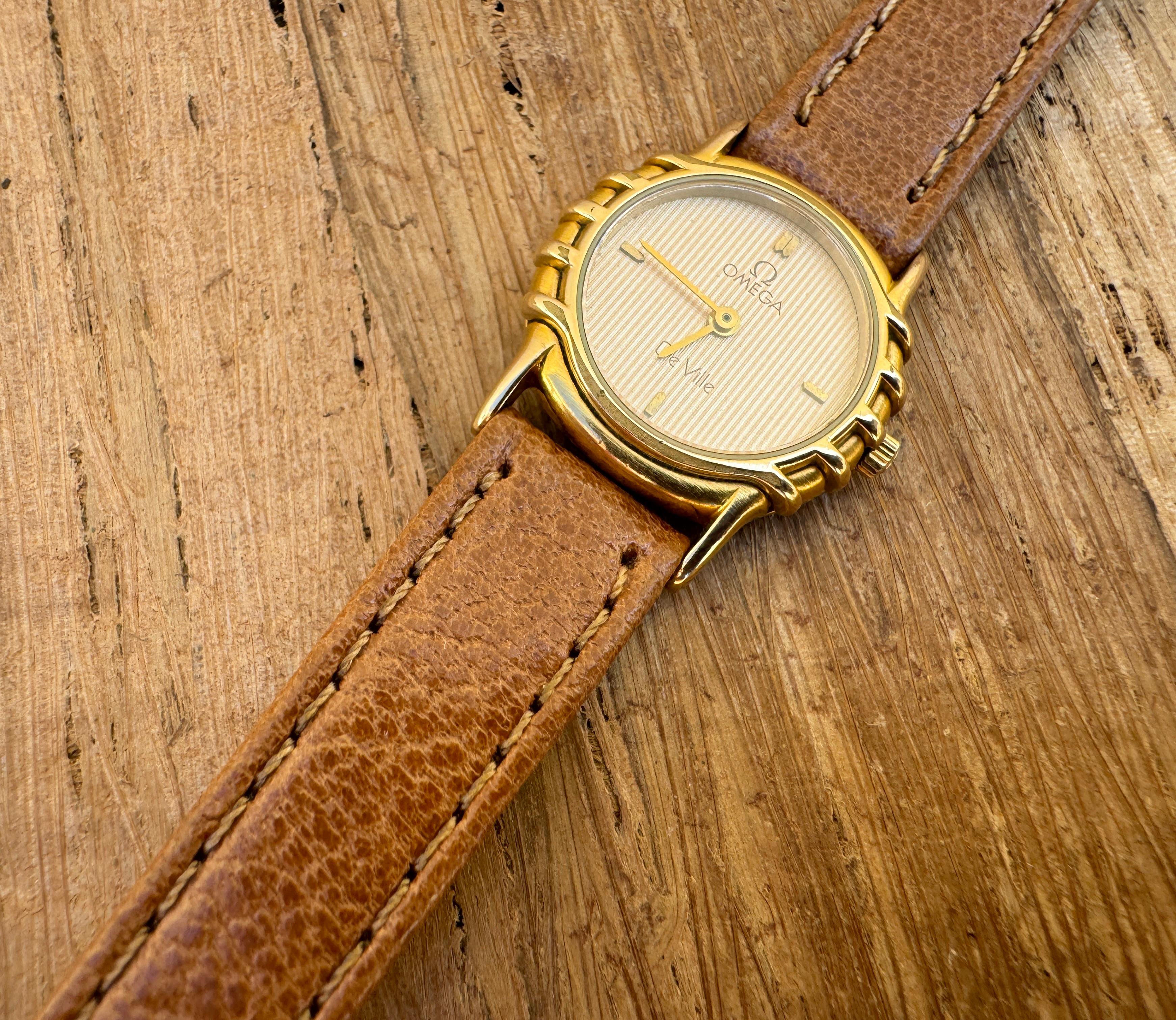 Marke: Omega

Modell: De Ville

Referenznummer: 5910307

Merkmale: Gold plattiert-Gold gefüttert Zifferblatt

Land der Herstellung: Schweiz

Uhrwerk: Quarz

MATERIAL des Gehäuses: Vergoldet-Edelstahl

Abmessungen: Gehäusebreite: 21 mm (ohne
