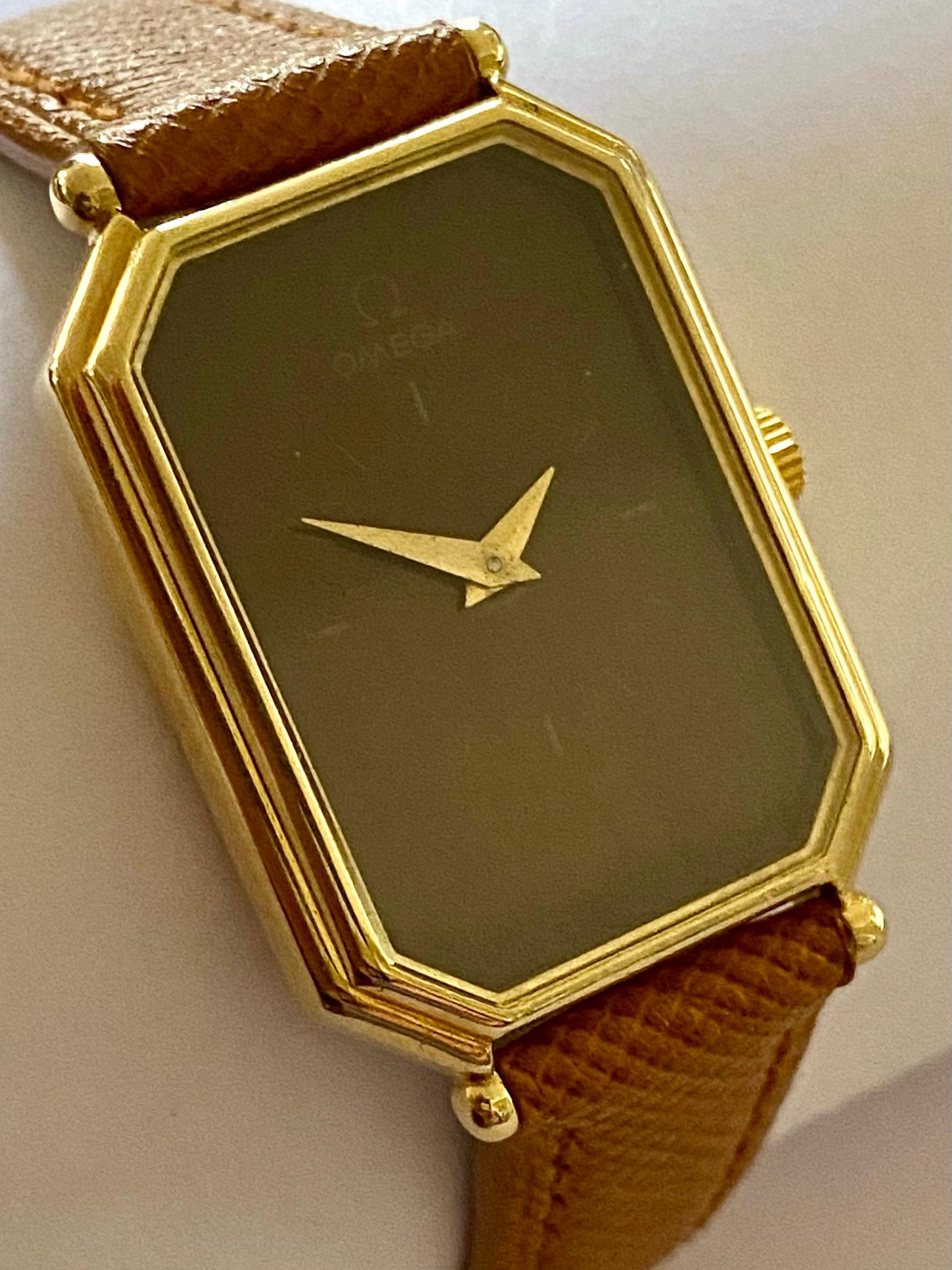 One (1) 18K. Yellow Gold Watch, Handwinding mouvement, Leather Strap.
Brand: Omega,  de Ville with a Brownish Dial,   NR: 8381
Mouvemnenrt caliber Omega 625     Nr: 43343280  (ca `1979)
Original watch , with original Omega Strap, Crown,  Box and