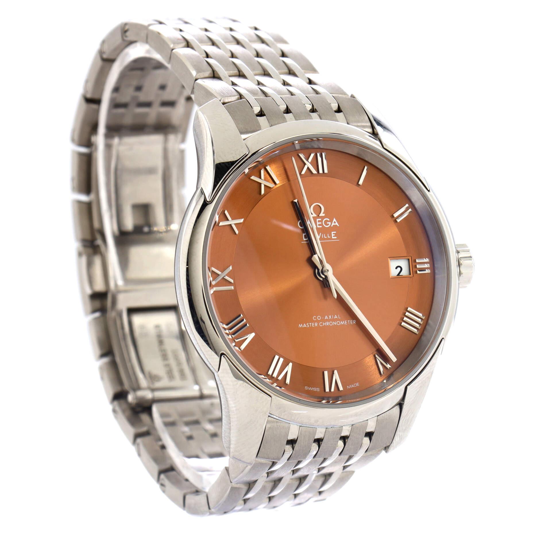 Condition: Excellent. Minor wear throughout case and bracelet.
Accessories: No Accessories
Measurements: Case Size/Width: 41mm, Watch Height: 13mm, Band Width: 20mm, Wrist circumference: 6.75
