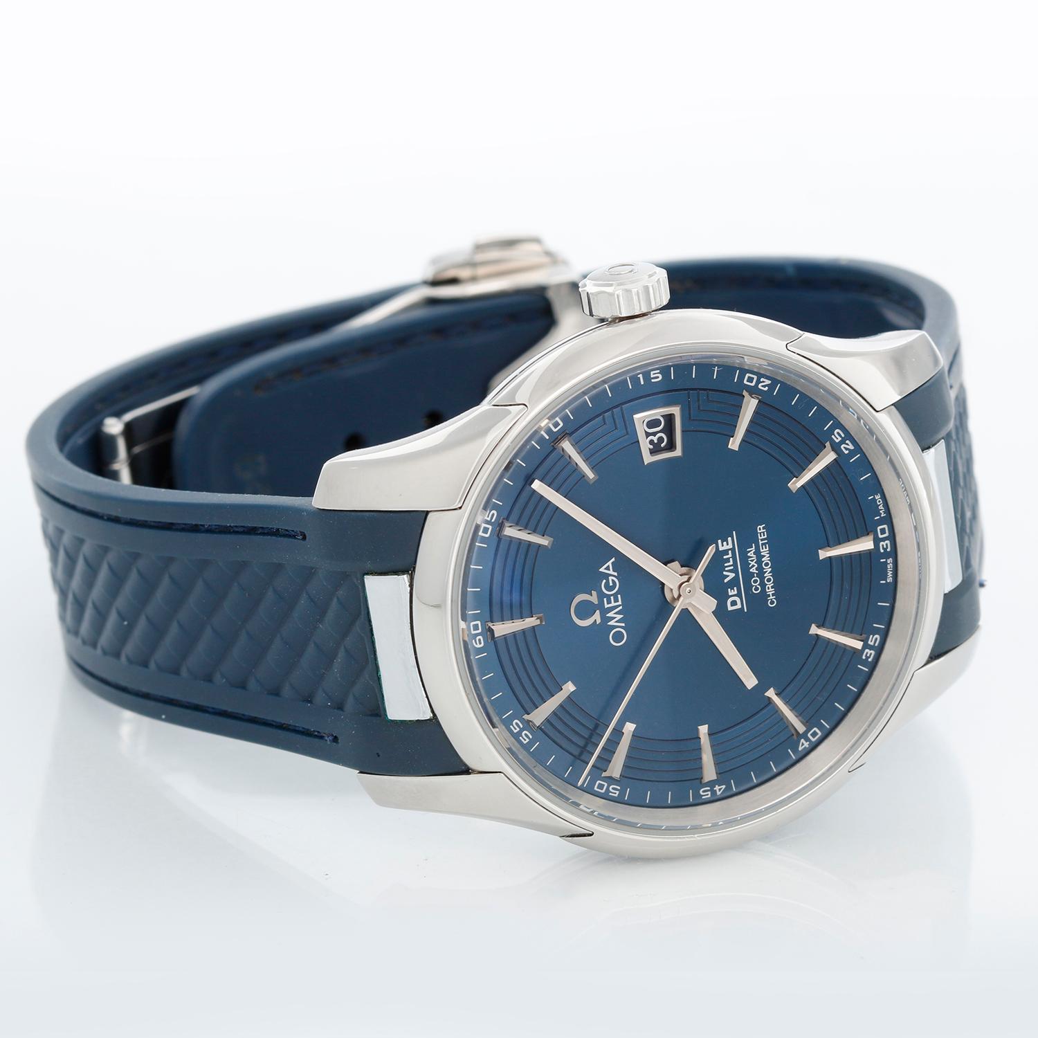 Omega De Ville Hour Vision Co-Axial Master Chronometer - Automatisches Chronometerwerk. Edelstahlgehäuse (41 mm) mit skelettiertem Boden und seitlichen Saphiröffnungen. Blaues konzentrisches Zifferblatt mit Datum bei 3 Uhr. Blaues Kautschukband mit