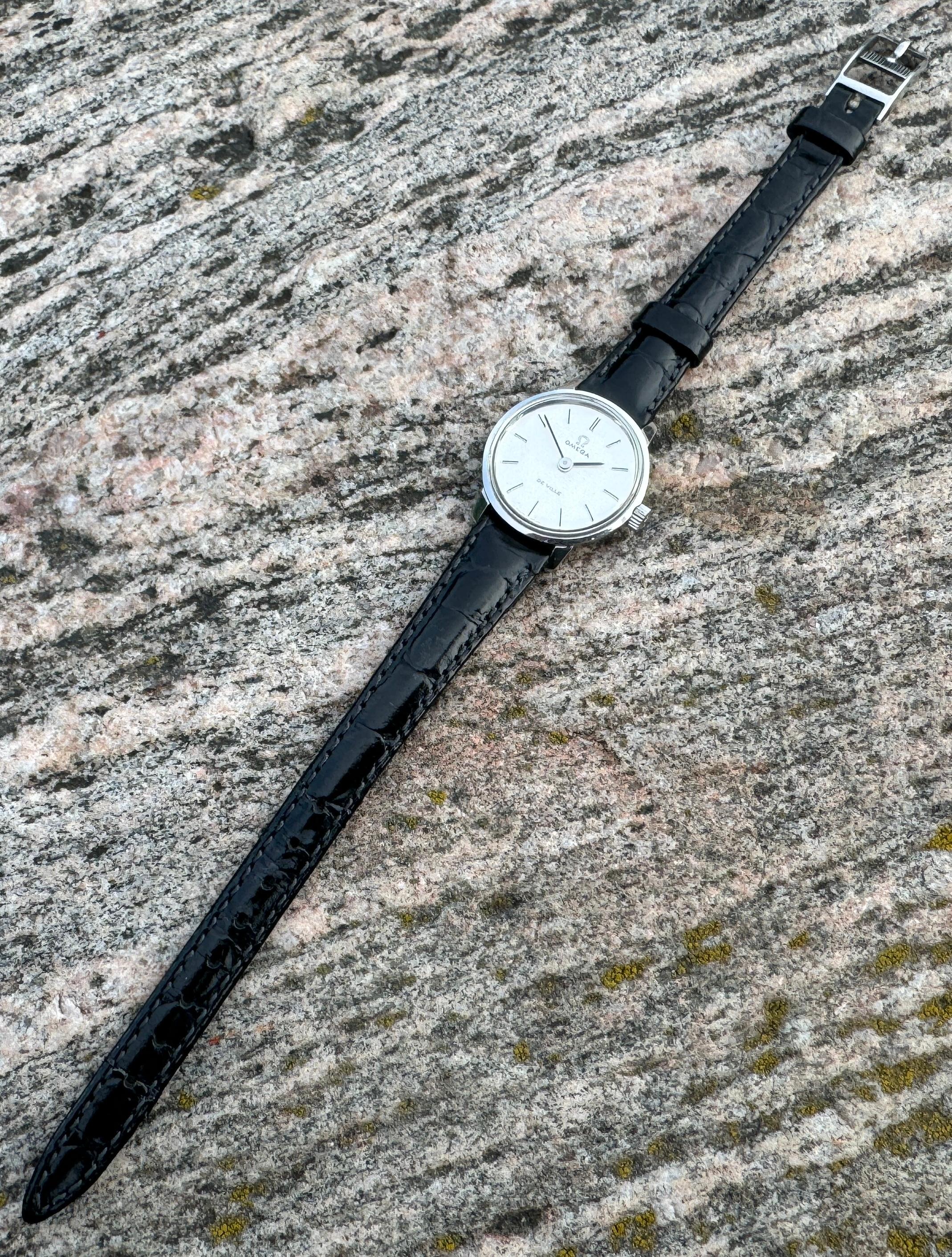 Marchio: Omega

Model: De Ville

Numero di riferimento: 515 007 TOOL-101

Paese di produzione: Svizzera

Movimento: Carica manuale

Materiale della cassa: Acciaio inossidabile

Misure : Larghezza della cassa: 22 mm. (senza corona)

Tipo di cinturino