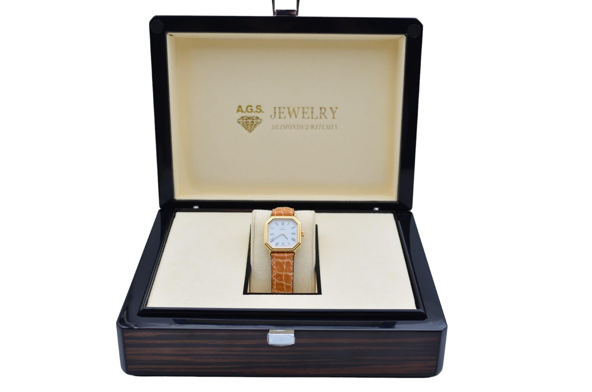 The watch is in a very good condition and it’s working well. The total length of the bracelet (case+bracelet) is between 14-17cm. The leather strap is not original. It shows slight signs of wear and scratches. The watch comes with an AGS Jewelry