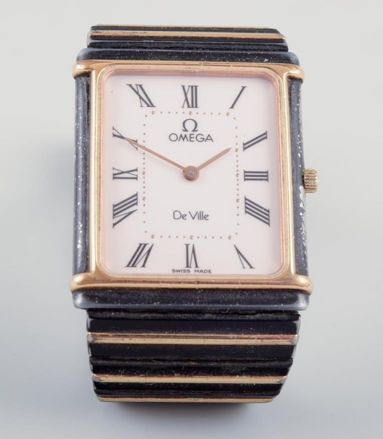 Omega De Ville men's wristwatch in brass and black metal.
1980s.
All parts are original.
Quartz movement.
In perfect condition. The watch requires a battery replacement.
Dial: 23 mm.