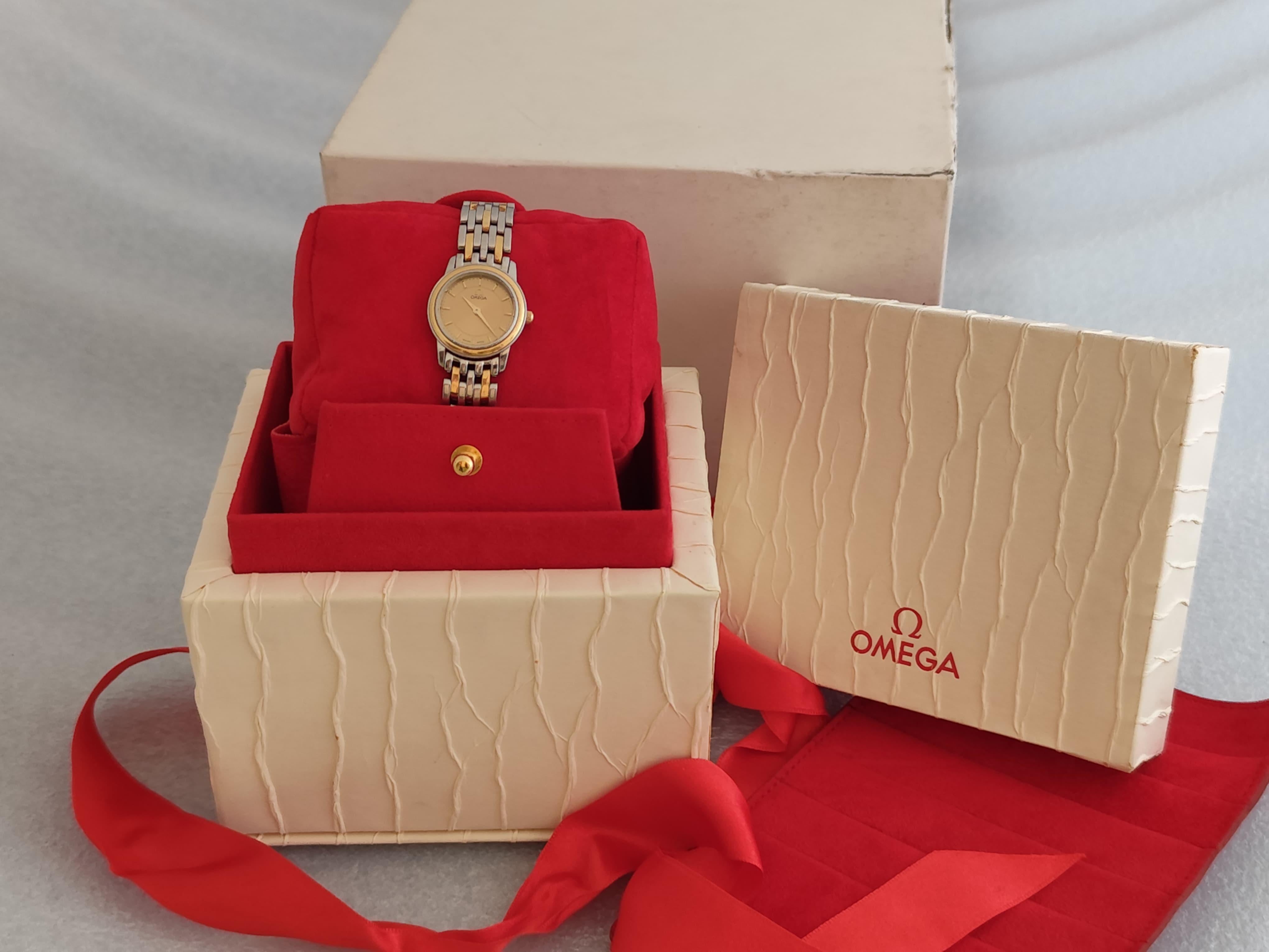 Marca : Omega

Model No: De Ville Prestige

Número de referencia: 5951055

País de fabricación: Suiza

Movimiento: Cuarzo

Material de la caja: Acero inoxidable / Oro de 18 quilates

Medidas :22mm de diámetro (sin contar la corona )

Tipo de correa