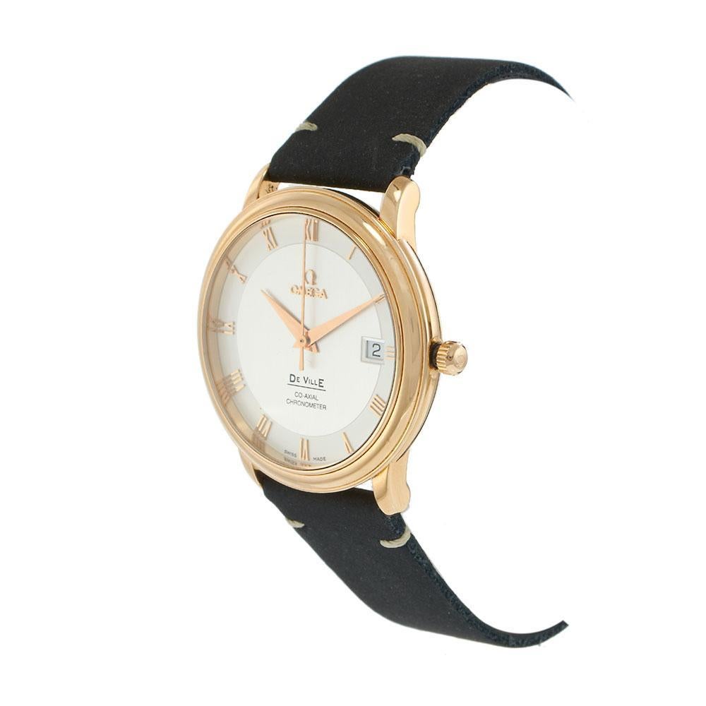 Omega De Ville Prestige de la década de 2010, con caja de oro rosa de 18 quilates de 36,5 mm, correa de piel marrón y hebilla firmada por Omega. La esfera plateada es discreta y refinada, con índices aplicados dorados, agujas dauphine y una