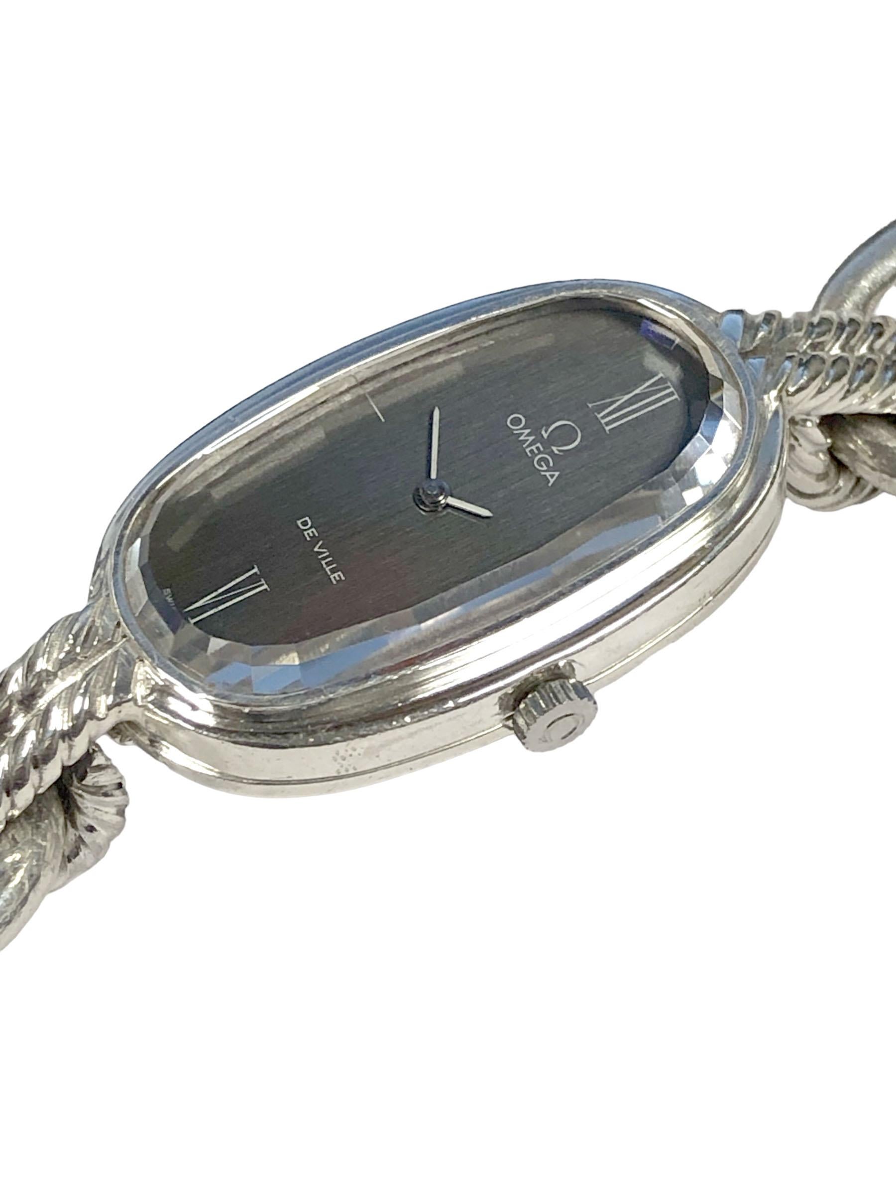 Circa 1970 Omega De Ville Sterling Silver Wrist Watch, 32 x 22 M.M. 2 piece Sterling Silver case, Mechanical, Manual wind Movement. Cadran noir avec cristal de verre épais à facettes d'origine. Bracelet en argent massif de 5/8 pouces de large, de