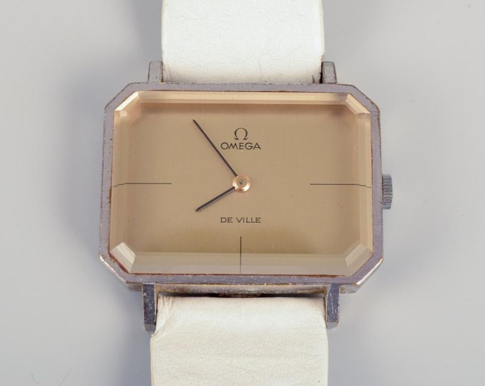 Omega De Ville. Armbanduhr mit weißem Lederarmband.
Ungefähr 1980.
In perfektem Zustand.
Die Uhr läuft.
Abmessungen: 32 mm.