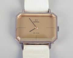 Omega De Ville. Armbanduhr mit weißem Lederarmband. Ca. 1980.