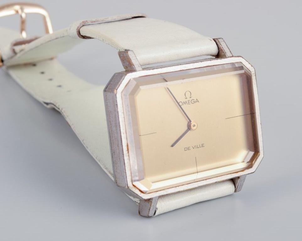 Omega De Ville. Armbanduhr mit weißem Lederarmband. Ca. 1980. Damen