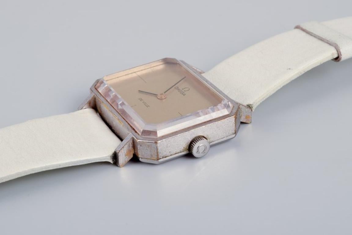 Omega De Ville. Armbanduhr mit weißem Lederarmband. Ca. 1980. 2