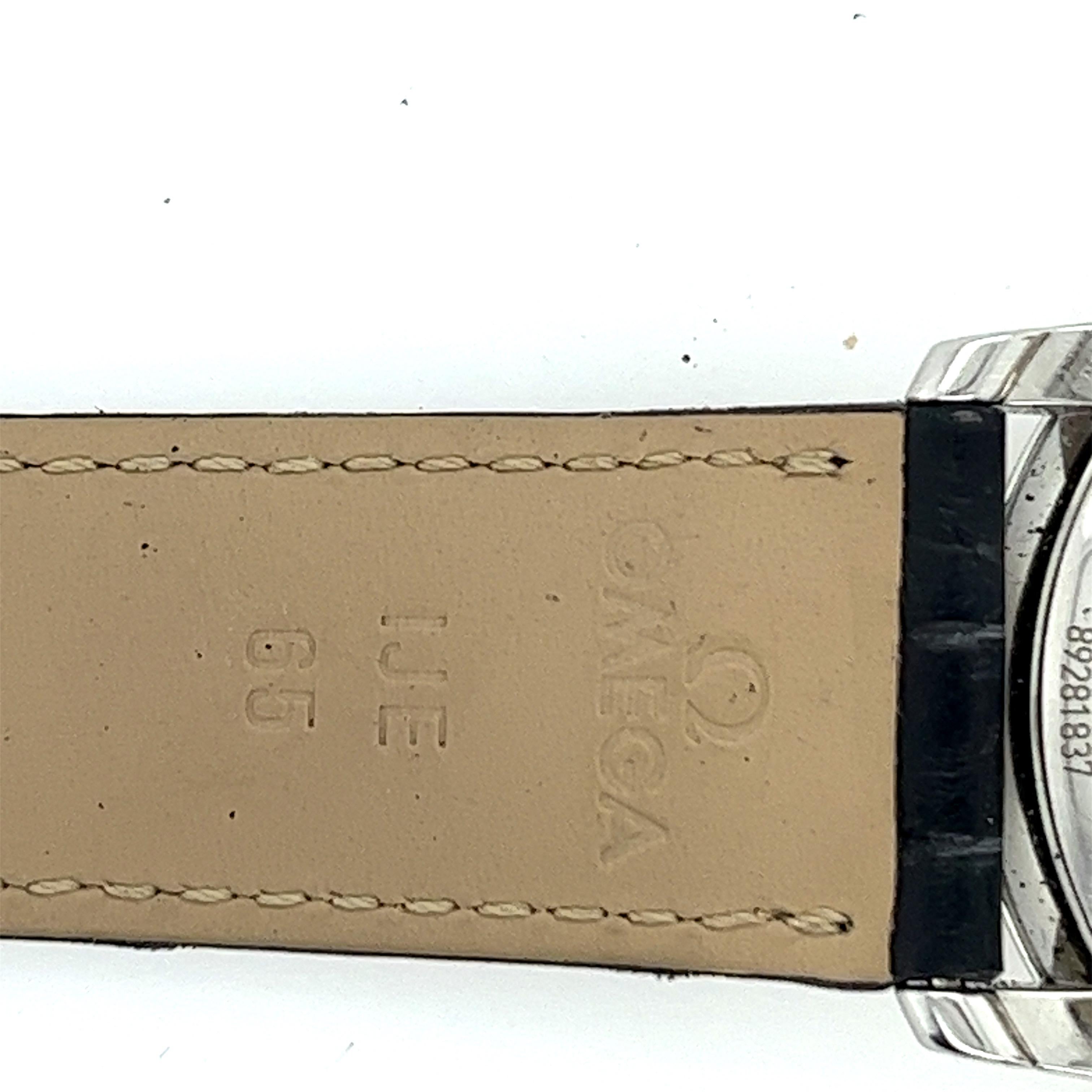 Omega De Ville Prestige comme neuve. Cette superbe montre est dotée d'un bracelet en alligator noir véritable ref 9800043 et est réglable jusqu'à un poignet de 8 pouces. Il est doté d'une boucle en acier.  et deux porte-bracelet en alligator. Elle